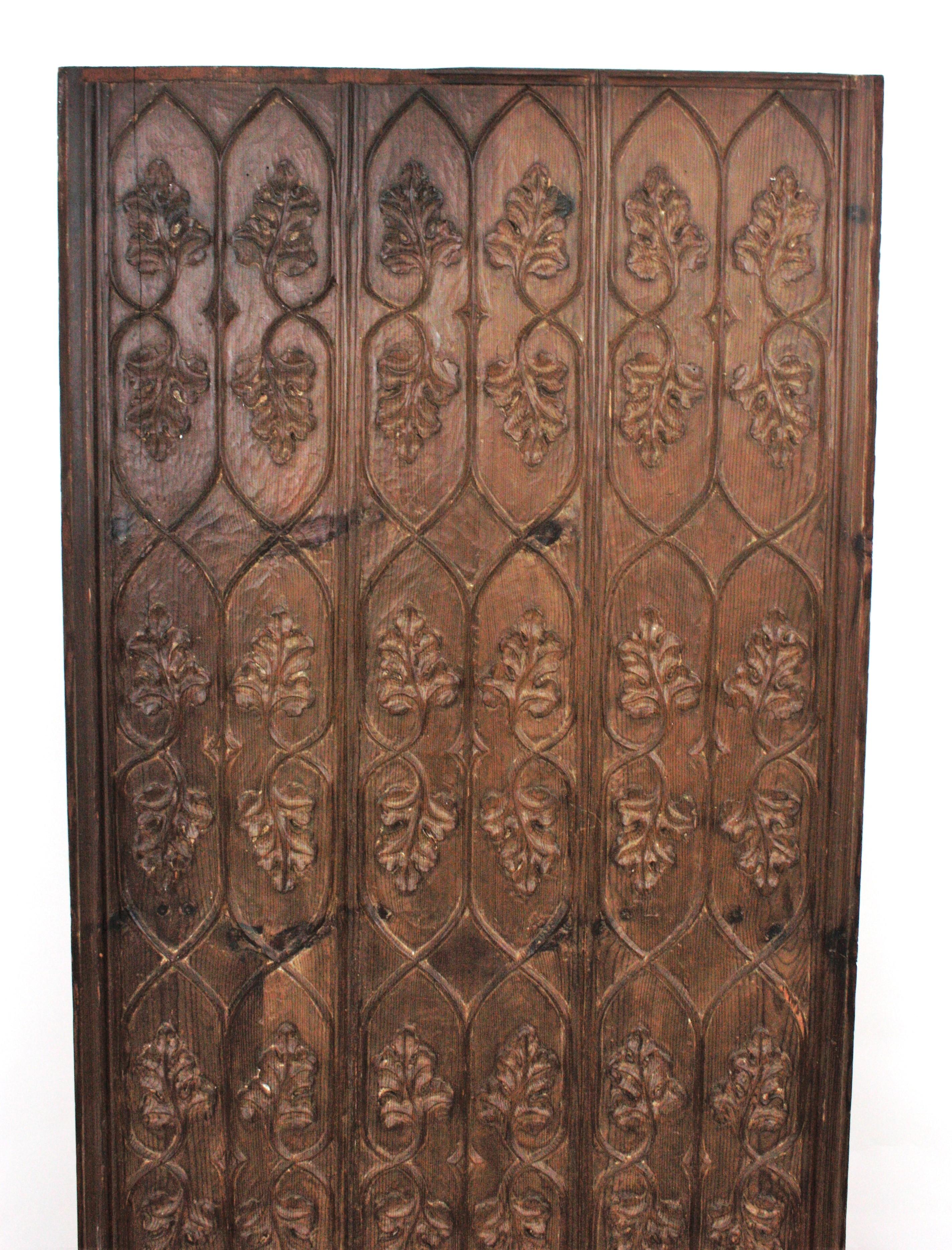 Spanish Hand-Carved Walnut Wood Decorative Wall Panel with Foliage Motifs In Good Condition For Sale In Barcelona, ES