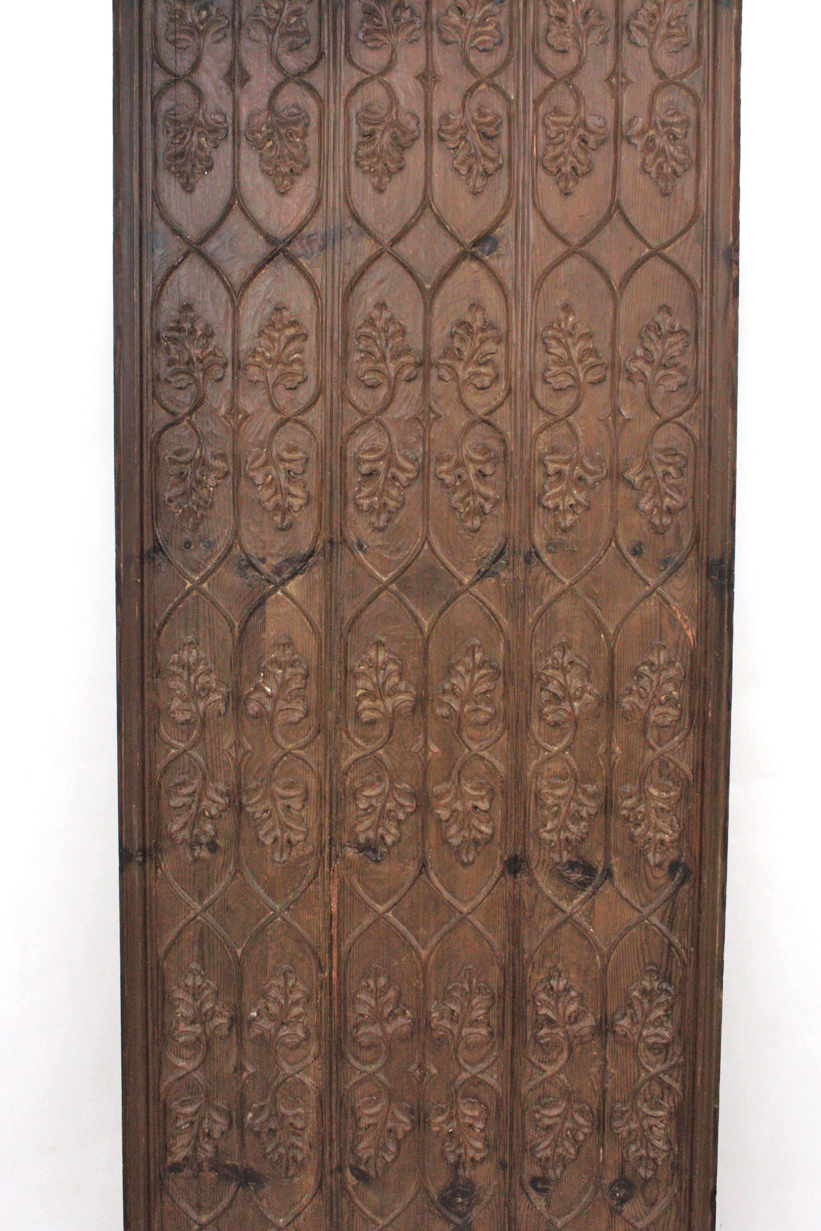 20th Century Spanish Hand-Carved Walnut Wood Decorative Wall Panel with Foliage Motifs For Sale