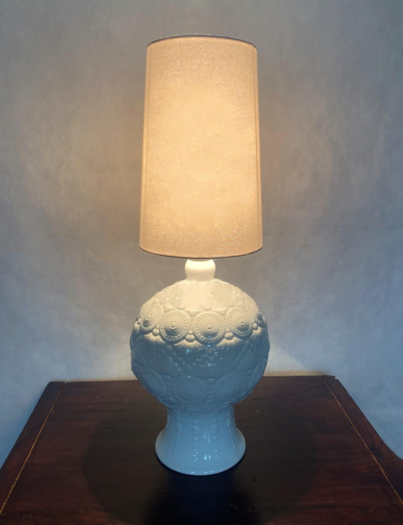 Spanish Hand-Crafted Glazed Ceramic Table Lamp White Textured Relief, 1970s  For Sale 5