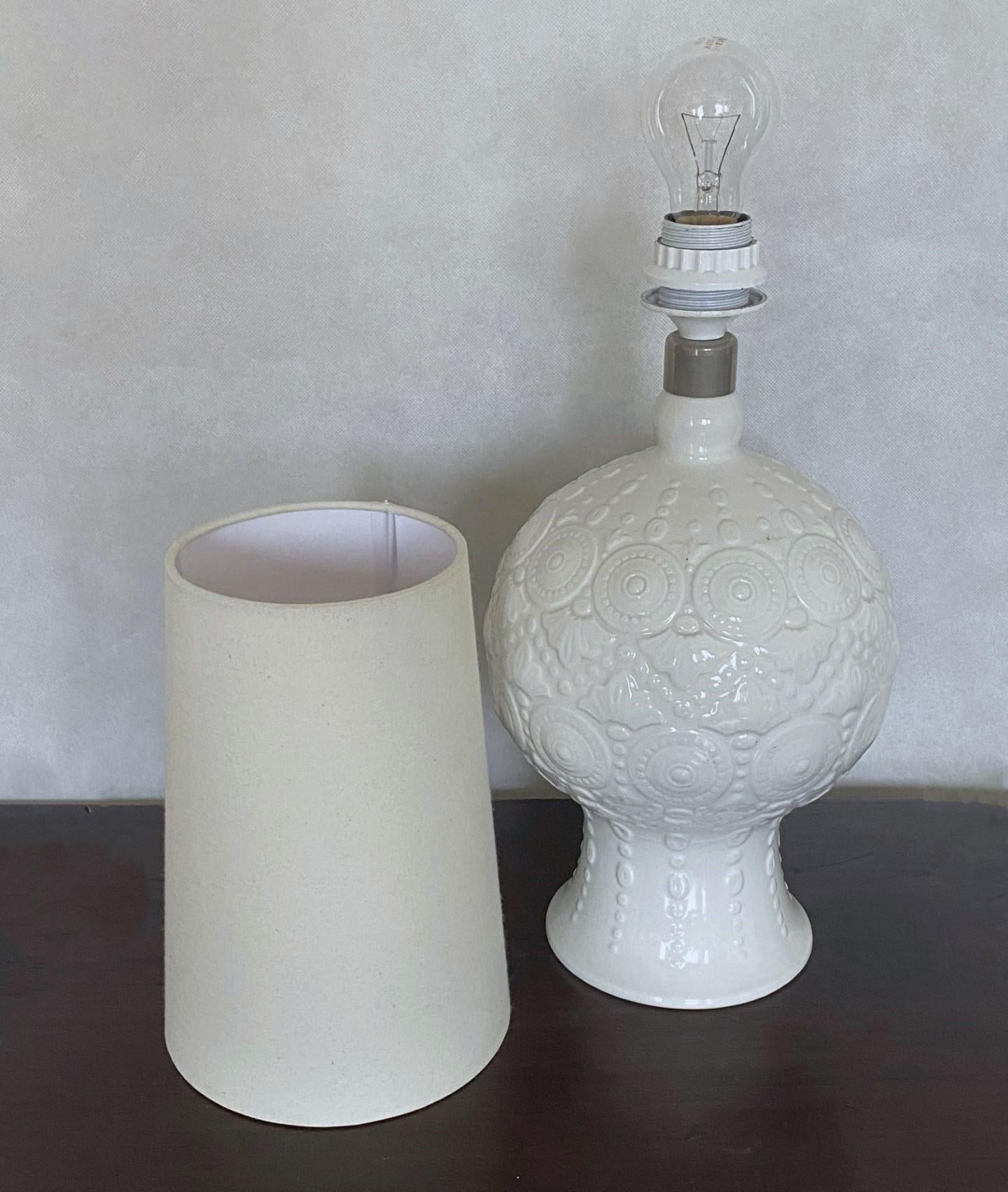 Spanish Hand-Crafted Glazed Ceramic Table Lamp White Textured Relief, 1970s  For Sale 6