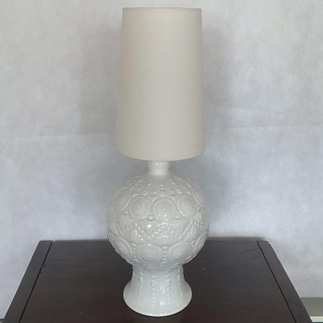 Une très élégante lampe de table vase en céramique blanche faite à la main, belle texture en haut-relief et émaillée, marquée sur la base, Espagne, années 1970. En très bon état vintage, pas de dommages, avec un nouvel abat-jour conique blanc cassé.