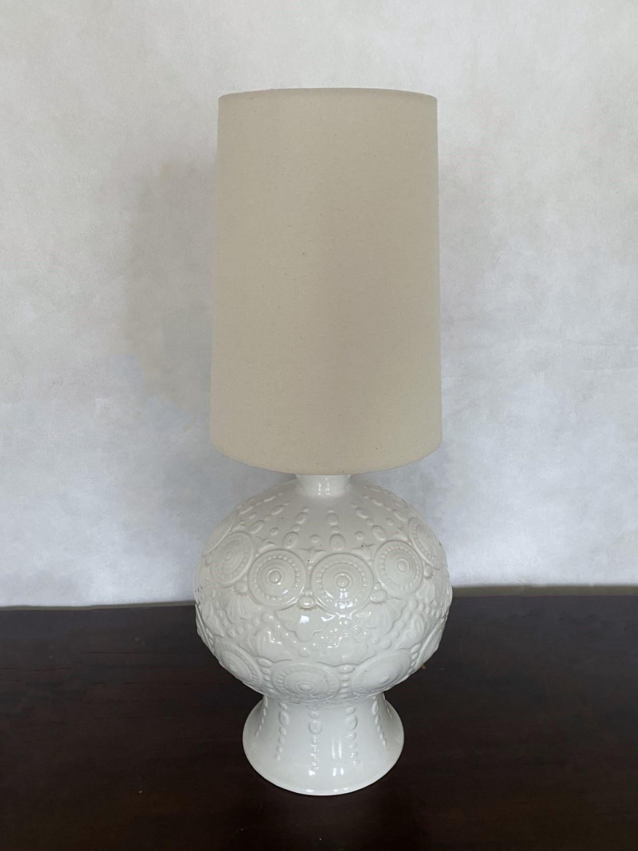 Mid-Century Modern Spanish Hand-Crafted Glazed Ceramic Table Lamp White Textured Relief, 1970s  For Sale
