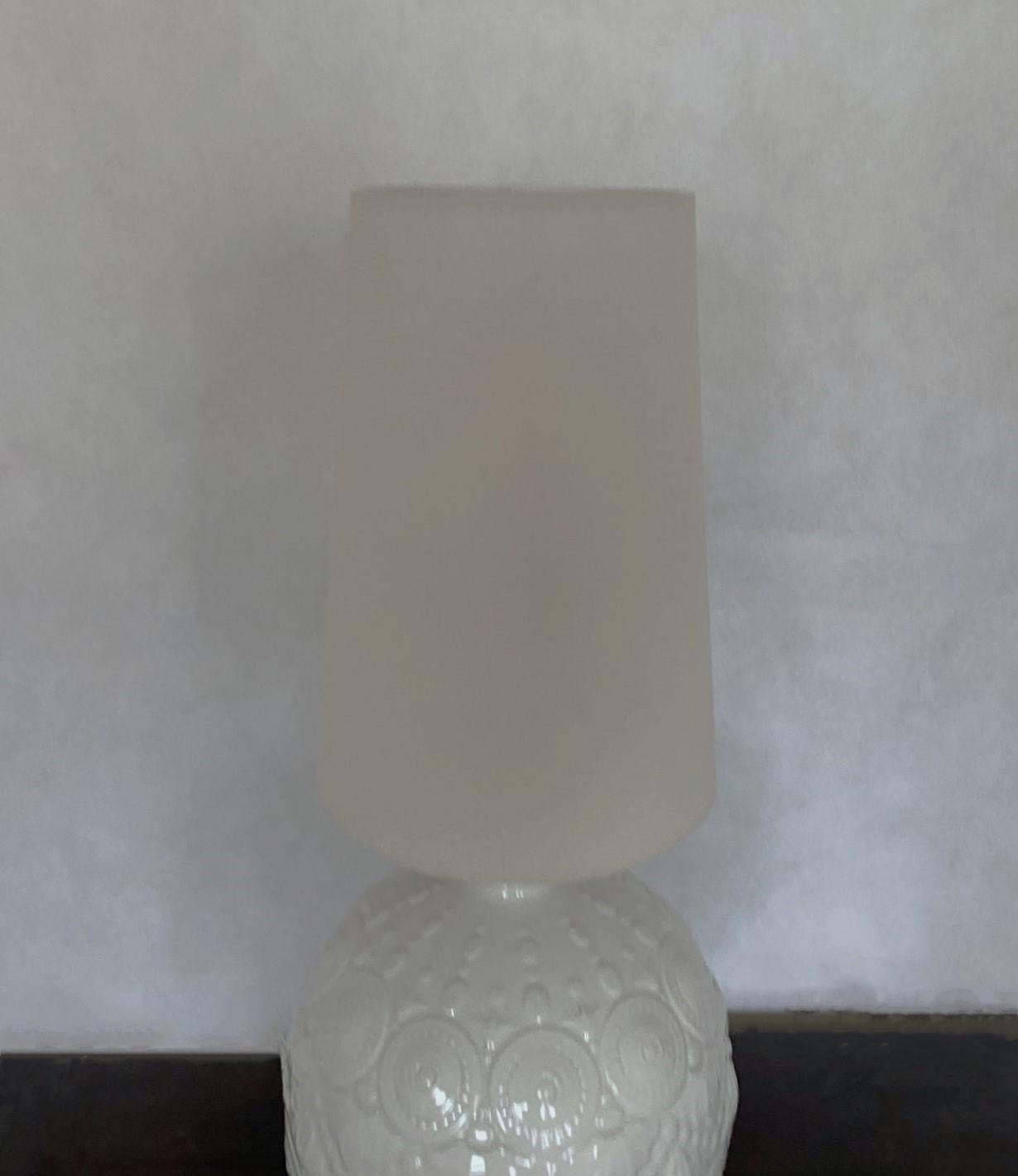 Spanische handgefertigte glasierte Keramik-Tischlampe aus weißem strukturiertem Relief, 1970er Jahre  (Glasiert) im Angebot