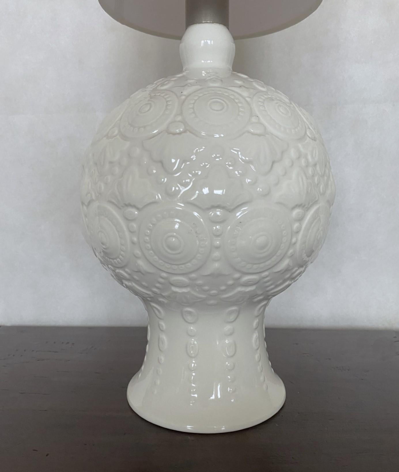 20th Century Spanish Hand-Crafted Glazed Ceramic Table Lamp White Textured Relief, 1970s  For Sale