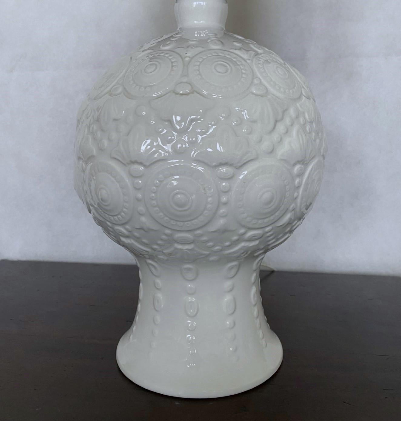 Spanish Hand-Crafted Glazed Ceramic Table Lamp White Textured Relief, 1970s  For Sale 1