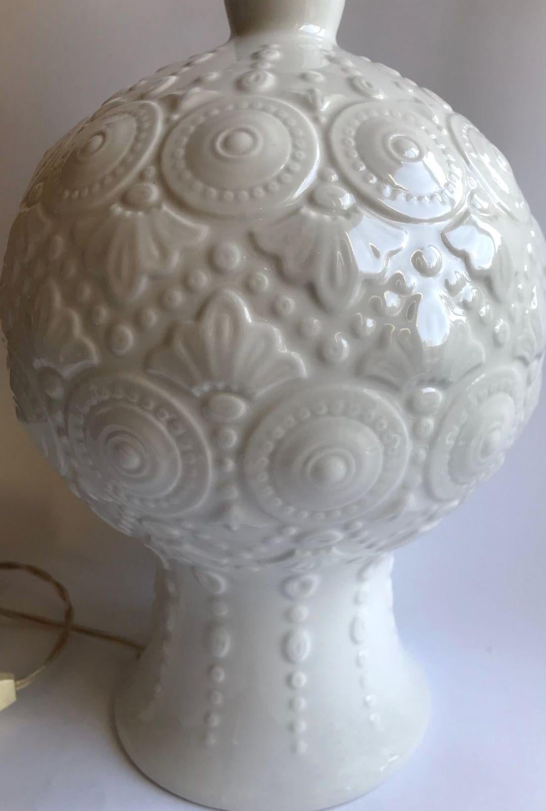 Spanish Hand-Crafted Glazed Ceramic Table Lamp White Textured Relief, 1970s  For Sale 2