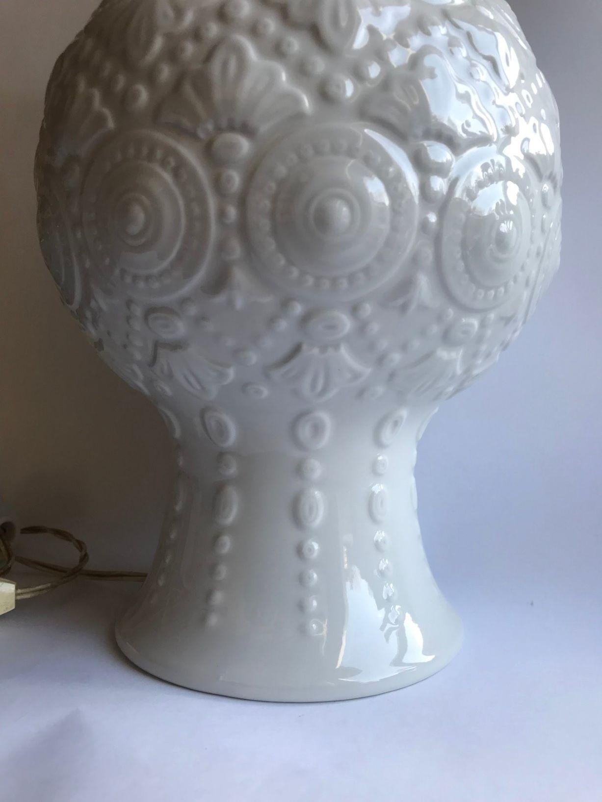 Spanish Hand-Crafted Glazed Ceramic Table Lamp White Textured Relief, 1970s  For Sale 4