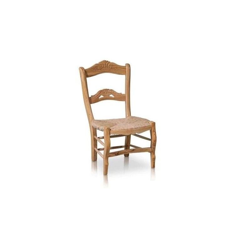 Ces spectaculaires chaises en bois d'olivier ont été sculptées à la main en Espagne et présentent de belles sculptures rustiques en forme d'échelle et des sièges en jonc tissés à la main. Ce sont des chaises exceptionnellement confortables,