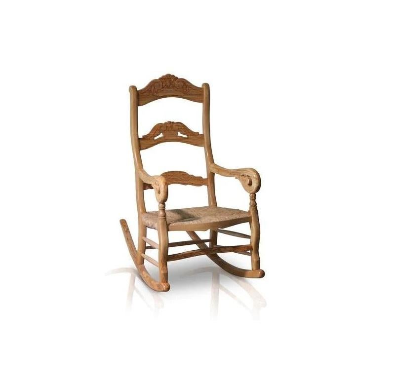 Aprovechando la abundancia de madera de olivo disponible en España, esta hermosa mecedora artesanal es perfecta para pasar las tardes leyendo en el porche y también puede utilizarse como elegante sillón de lactancia. Actualmente sólo disponemos de