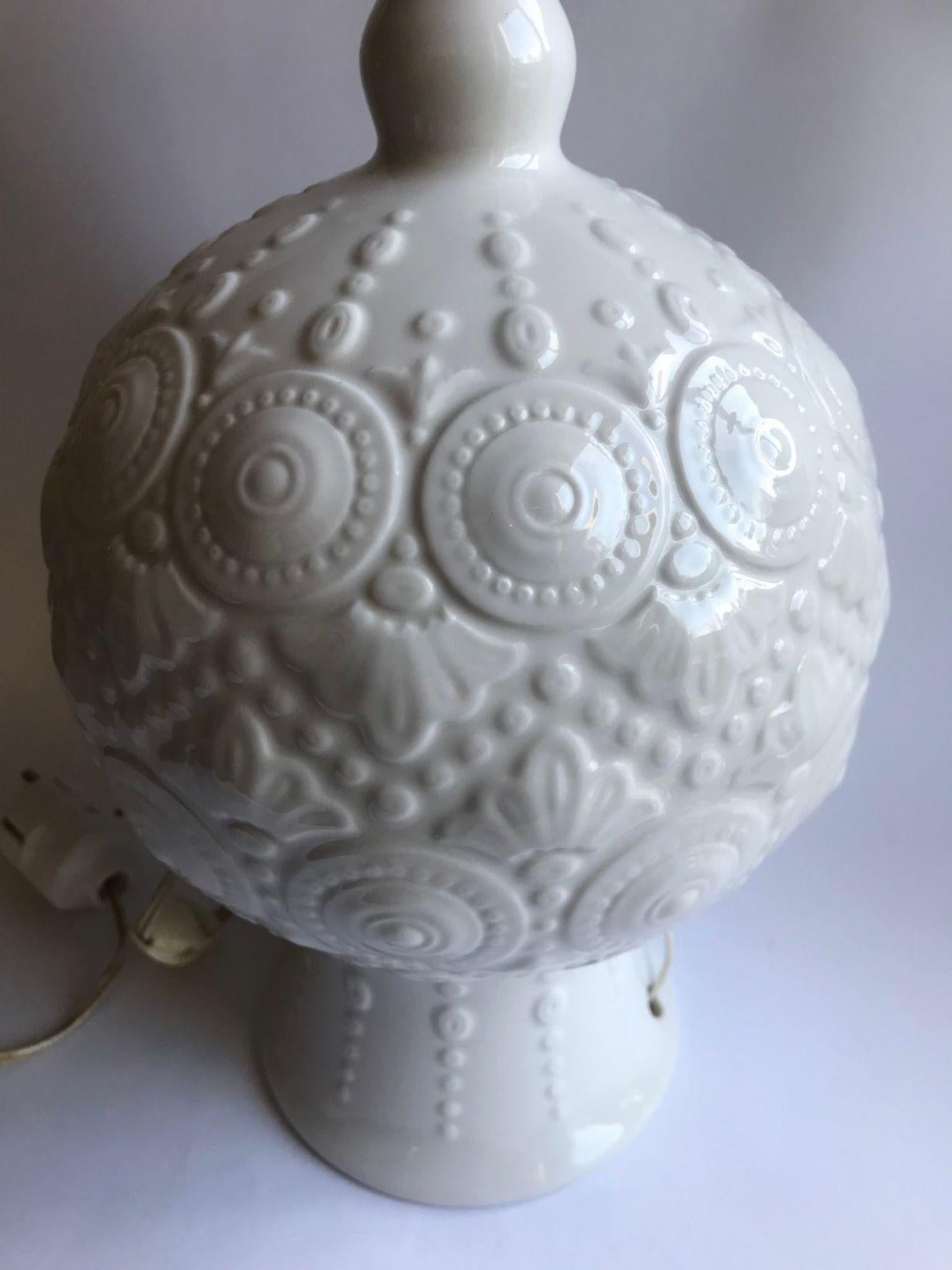 Lampe de bureau espagnole fabriquée à la main en céramique émaillée blanche avec relief texturé, 1970  en vente 3
