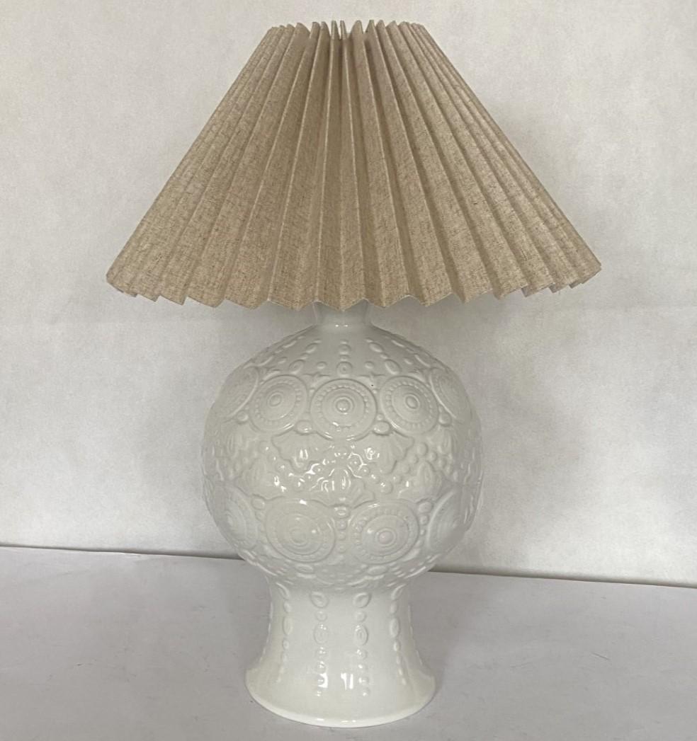 Mid-Century Modern Spanish Hand-Crafted White Glazed Ceramic Table Lamp Textured Relief, 1970s  For Sale