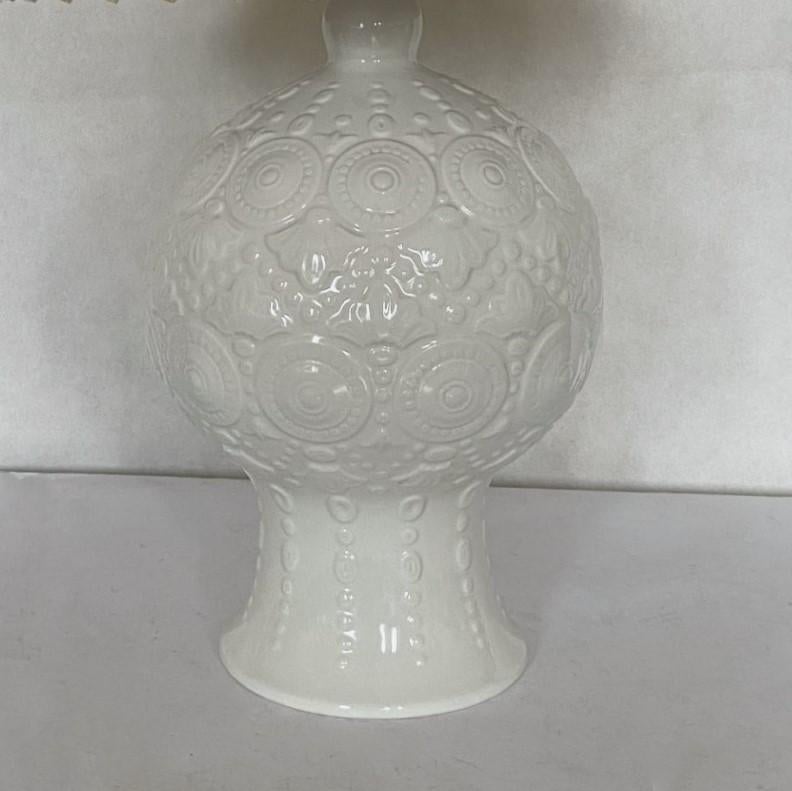 Spanish Hand-Crafted White Glazed Ceramic Table Lamp Textured Relief, 1970s  For Sale 1