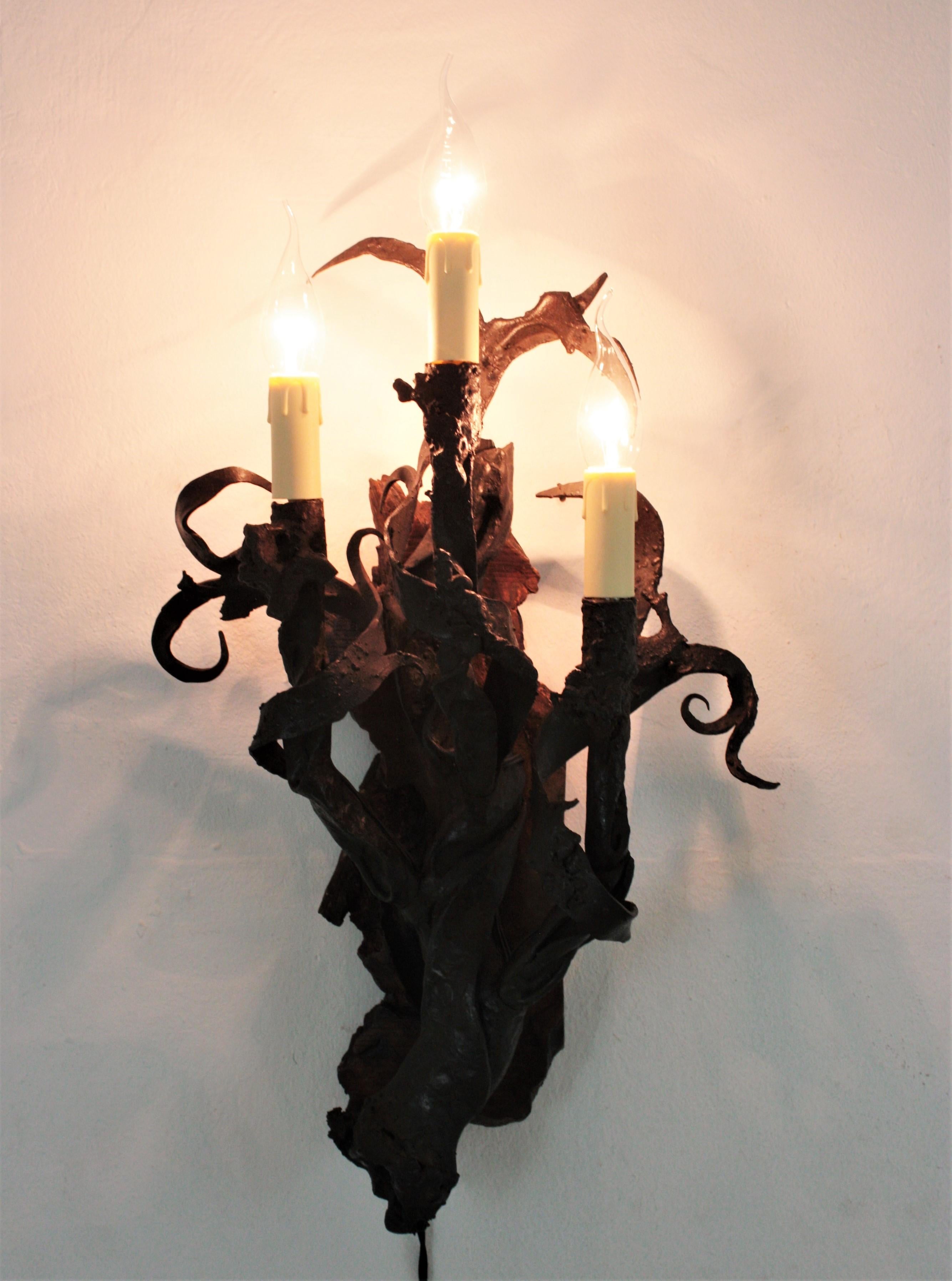 Spanischer handgeschmiedeter Wandleuchter aus Eisen und Holz, mittelalterlich inspiriert, Fackeln, 1940er Jahre (Mittelalterlich) im Angebot
