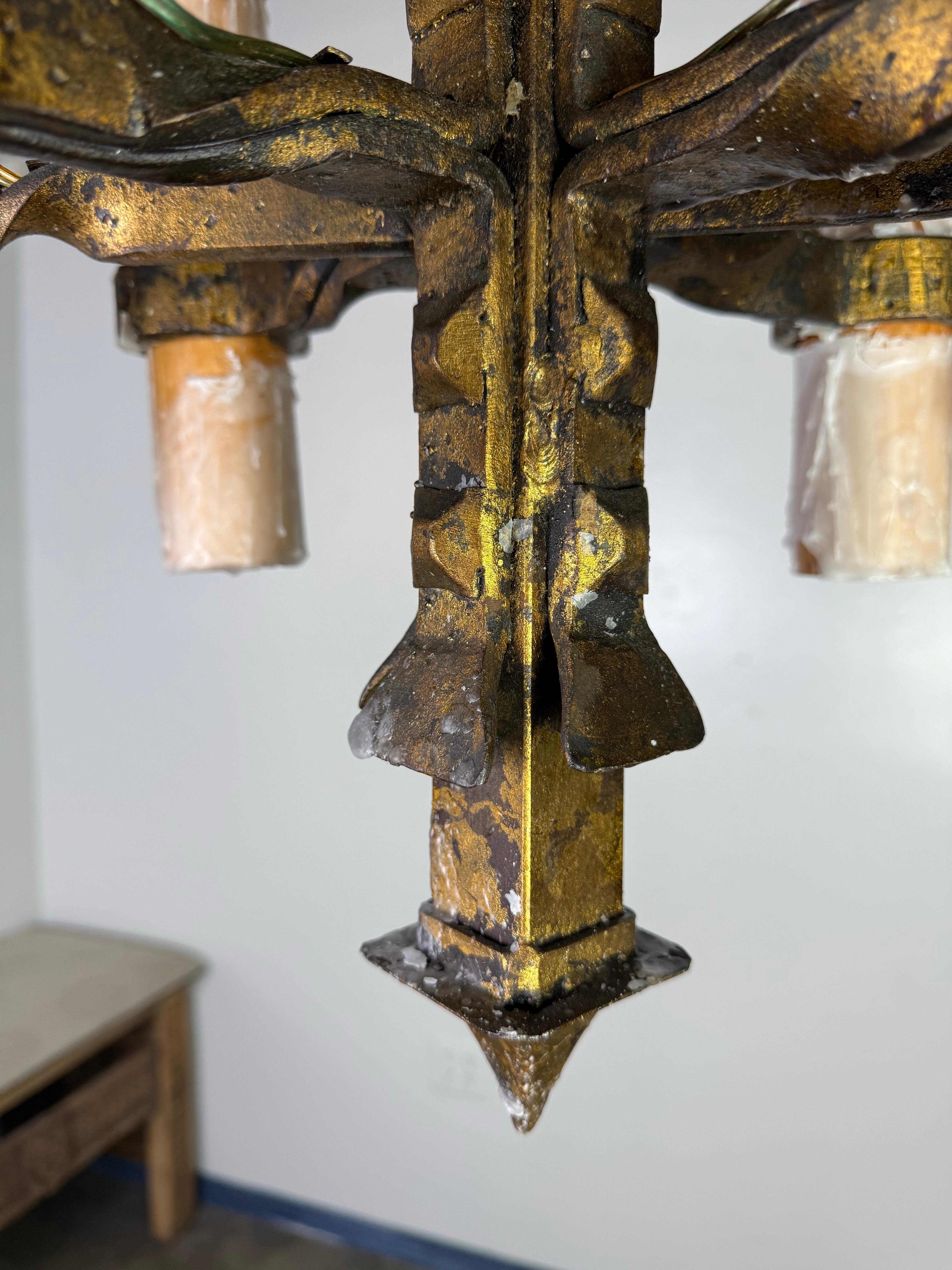 Lustre espagnol en fer forgé à la main Abîmé - En vente à Los Angeles, CA