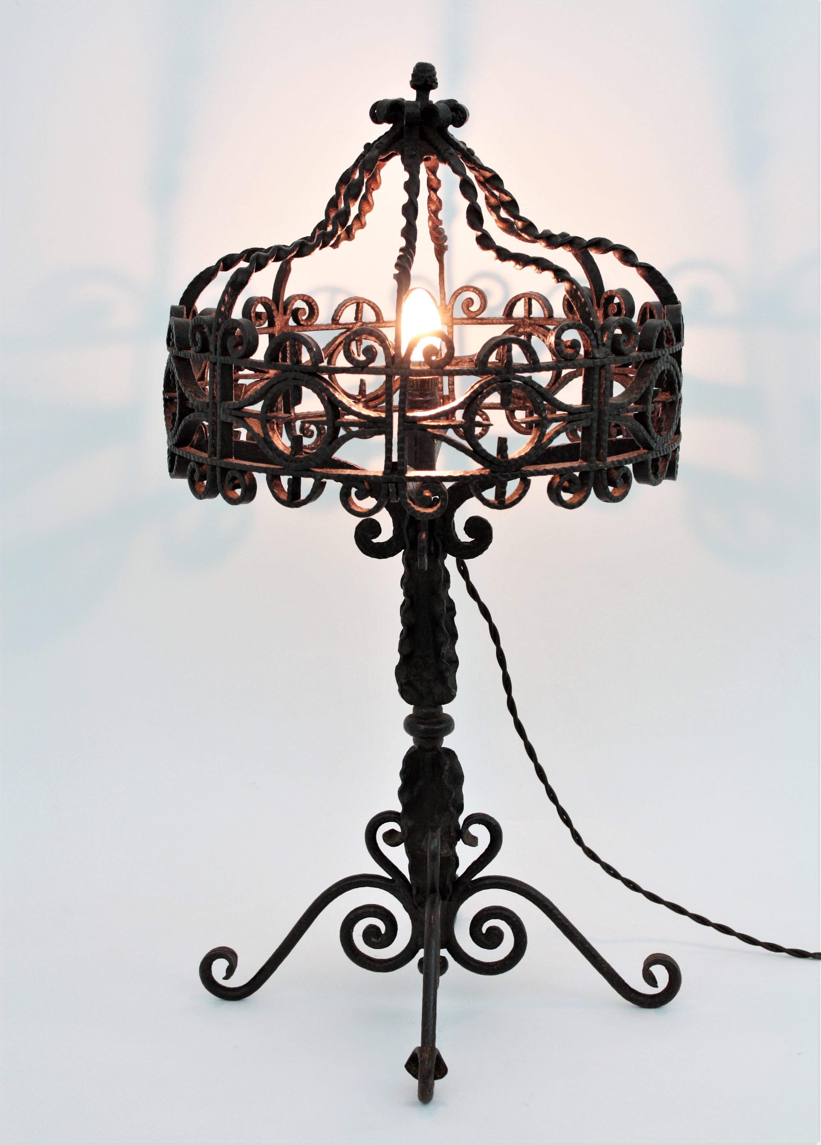 Spanish Gothic Style Table Lamp in Hand Forged Iron For Sale 3