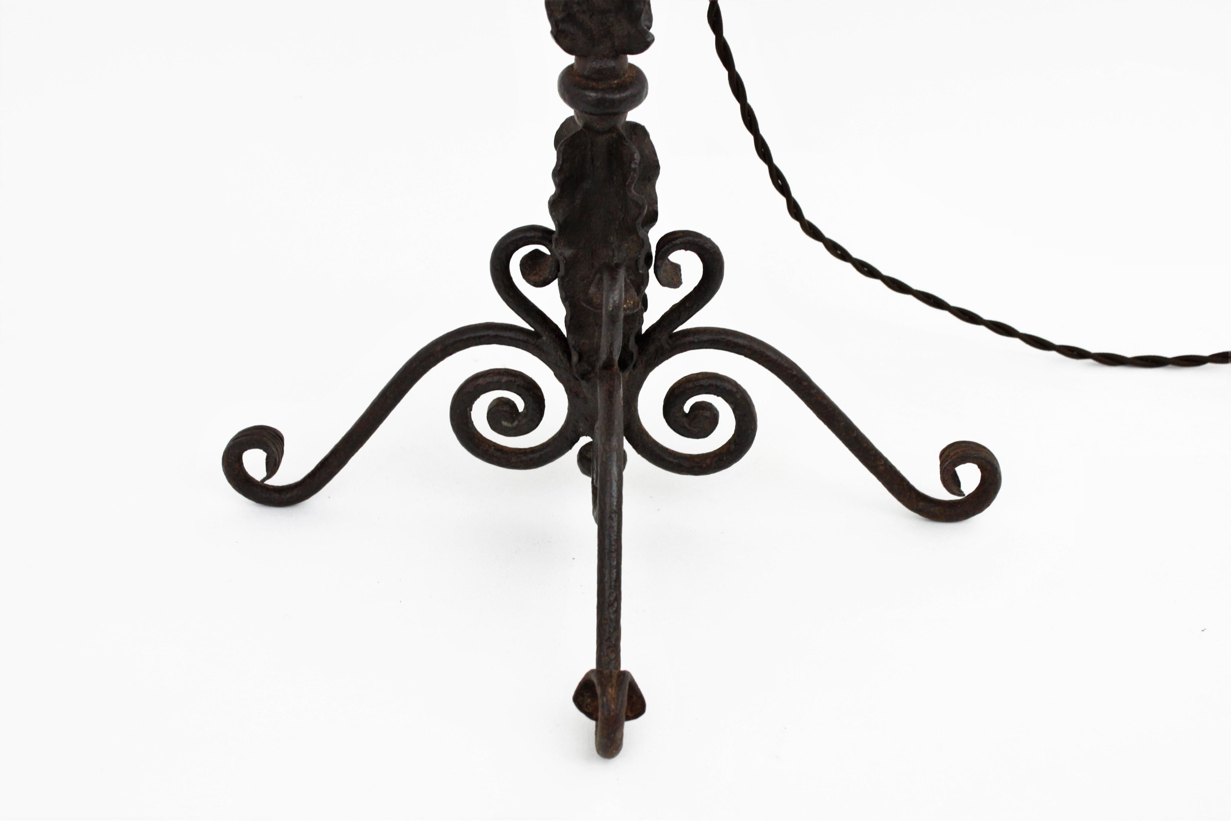 Spanish Gothic Style Table Lamp in Hand Forged Iron For Sale 4