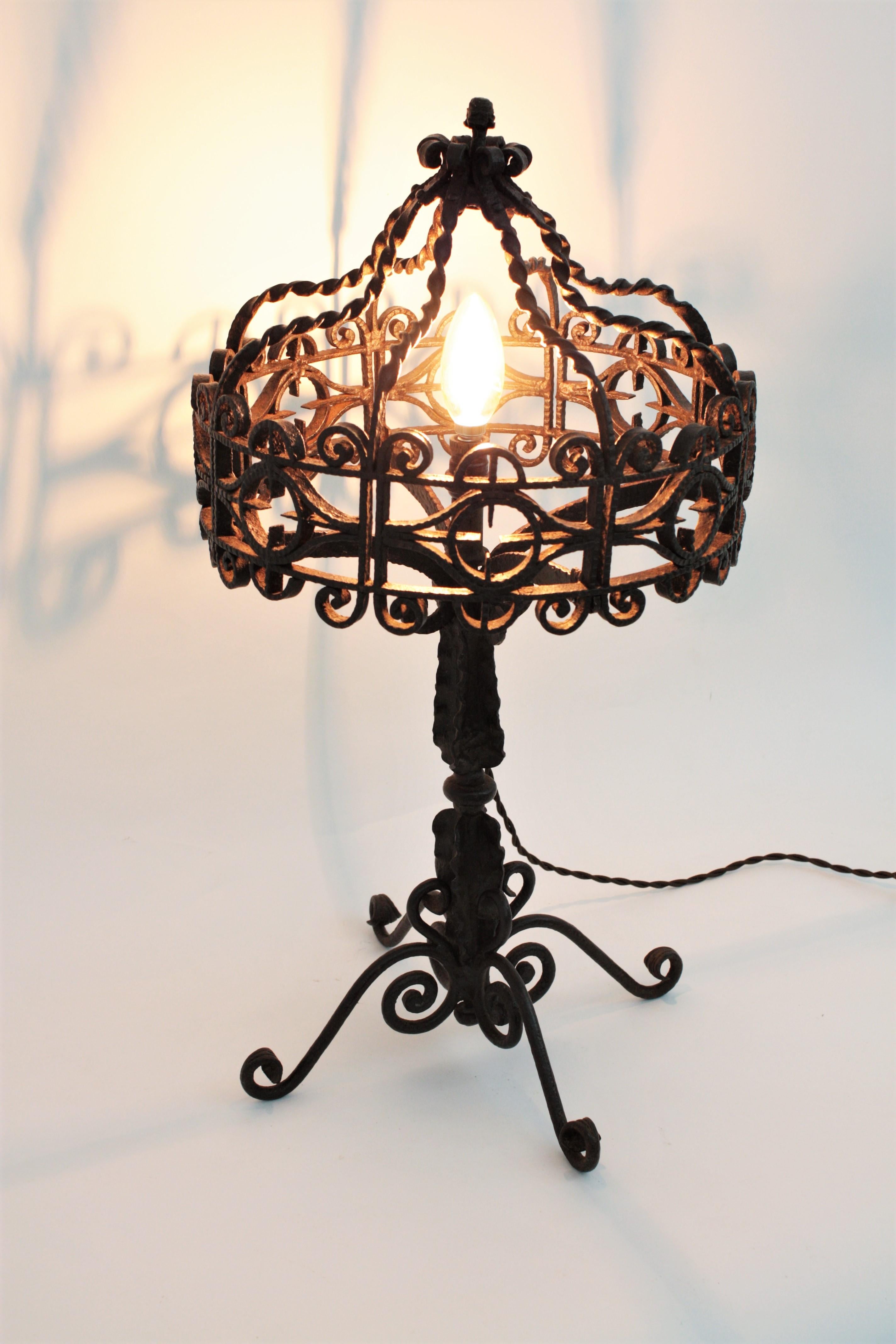 Gorgeous Spanish Gothic revival scrollwork wrought iron table lamp
This handwrought iron table lamp with has an stunning handmade work with scrolled details and twisted ornamentations thorough.
It will be a nice addition wherever you place it and