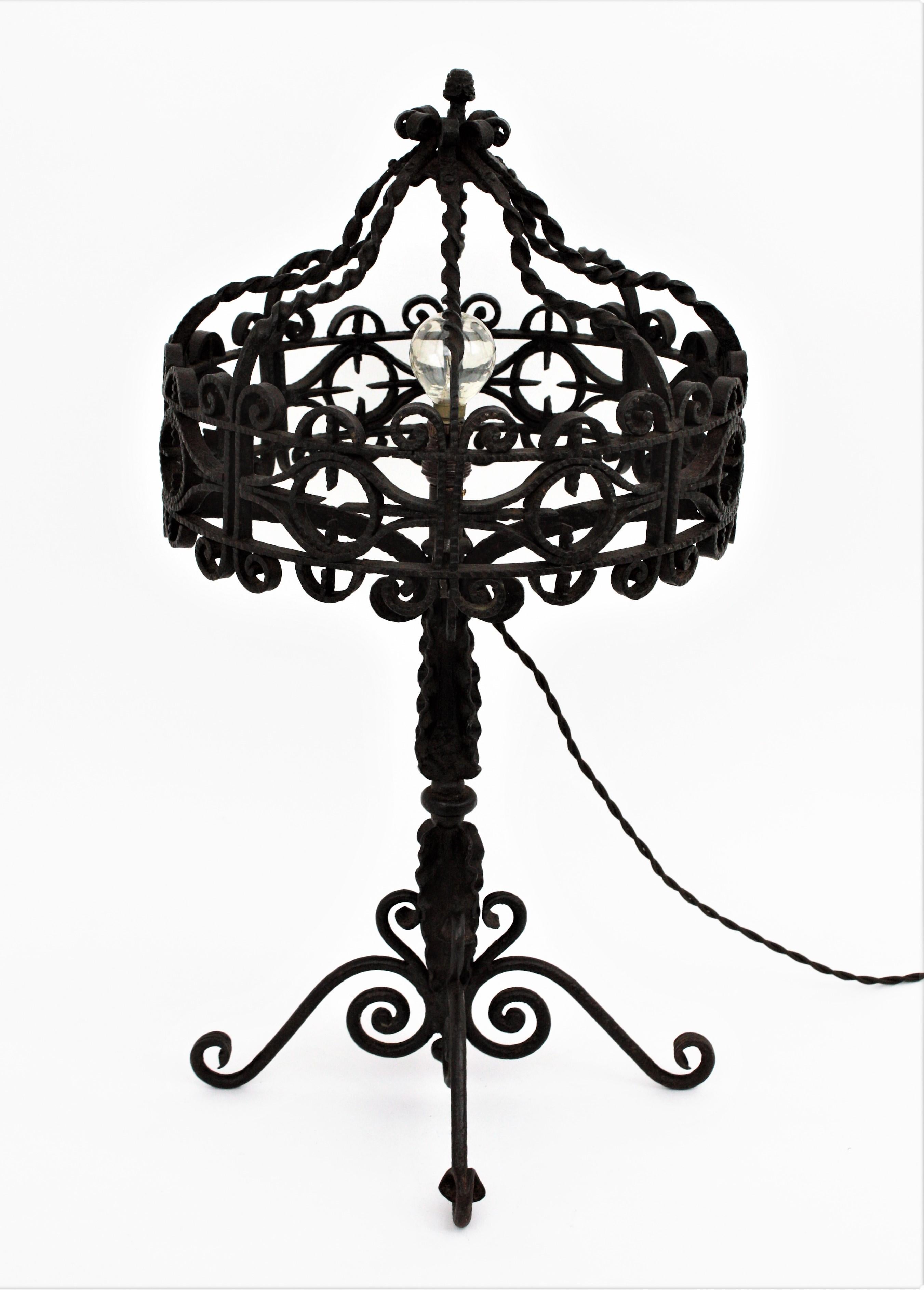 Gothic Style Scrollwork Hand geschmiedetes Eisen Tischlampe (Spanisch) im Angebot