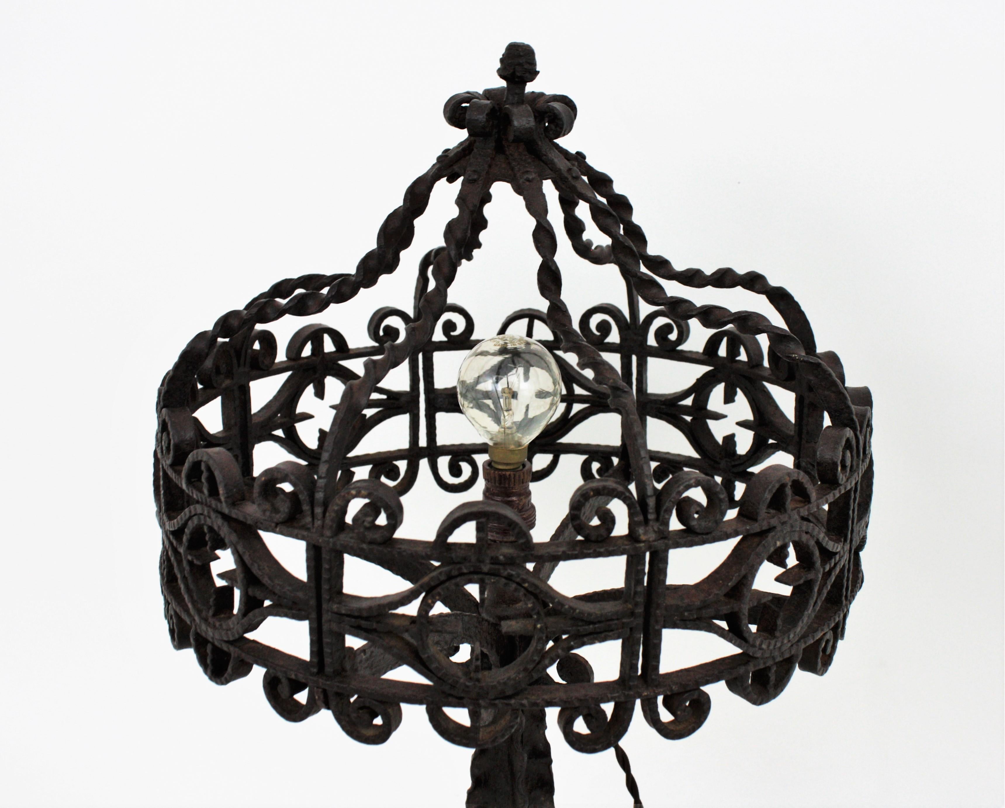 Espagnol Lampe de table de style gothique espagnol en fer forgé à la main en vente