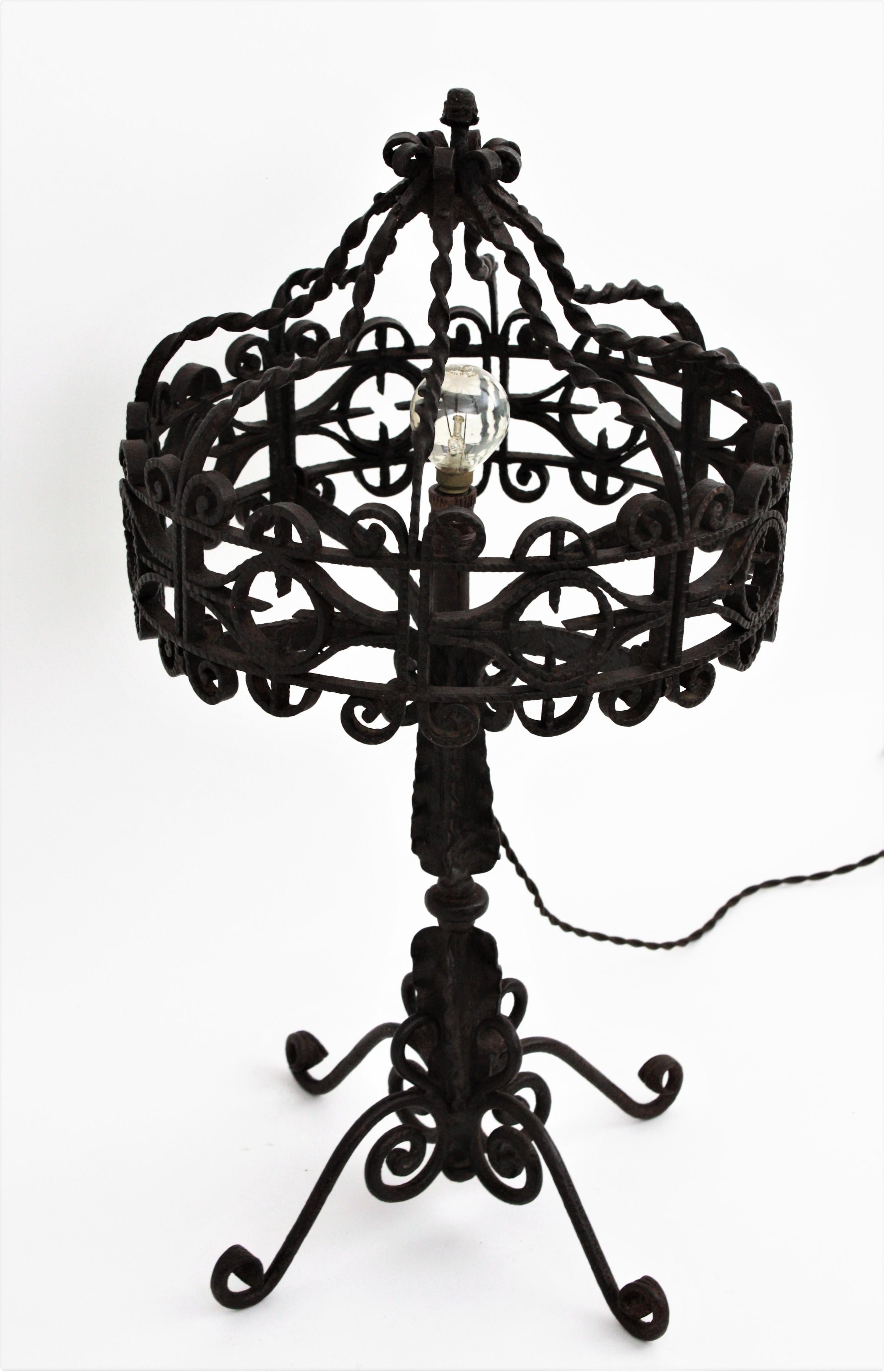 Gothic Style Scrollwork Hand geschmiedetes Eisen Tischlampe im Zustand „Gut“ im Angebot in Barcelona, ES