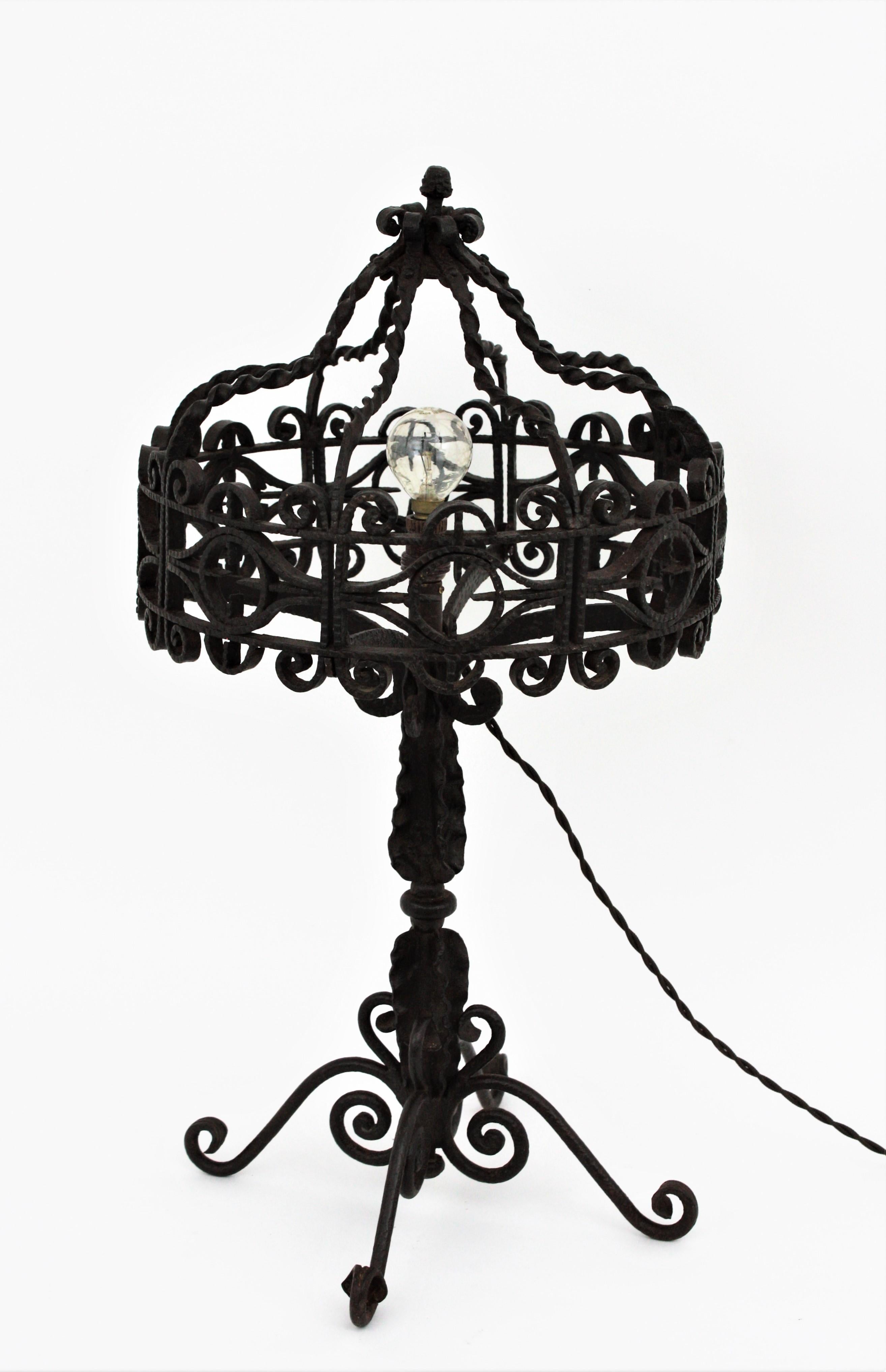 Wunderschöne spanische Tischlampe aus Schmiedeeisen im Stil der Gotik
Diese Tischlampe aus handgeschmiedetem Eisen hat eine atemberaubende handgefertigte Arbeit mit verschnörkelten Details und verdrehten Ornamenten durch.
Sie wird überall dort, wo