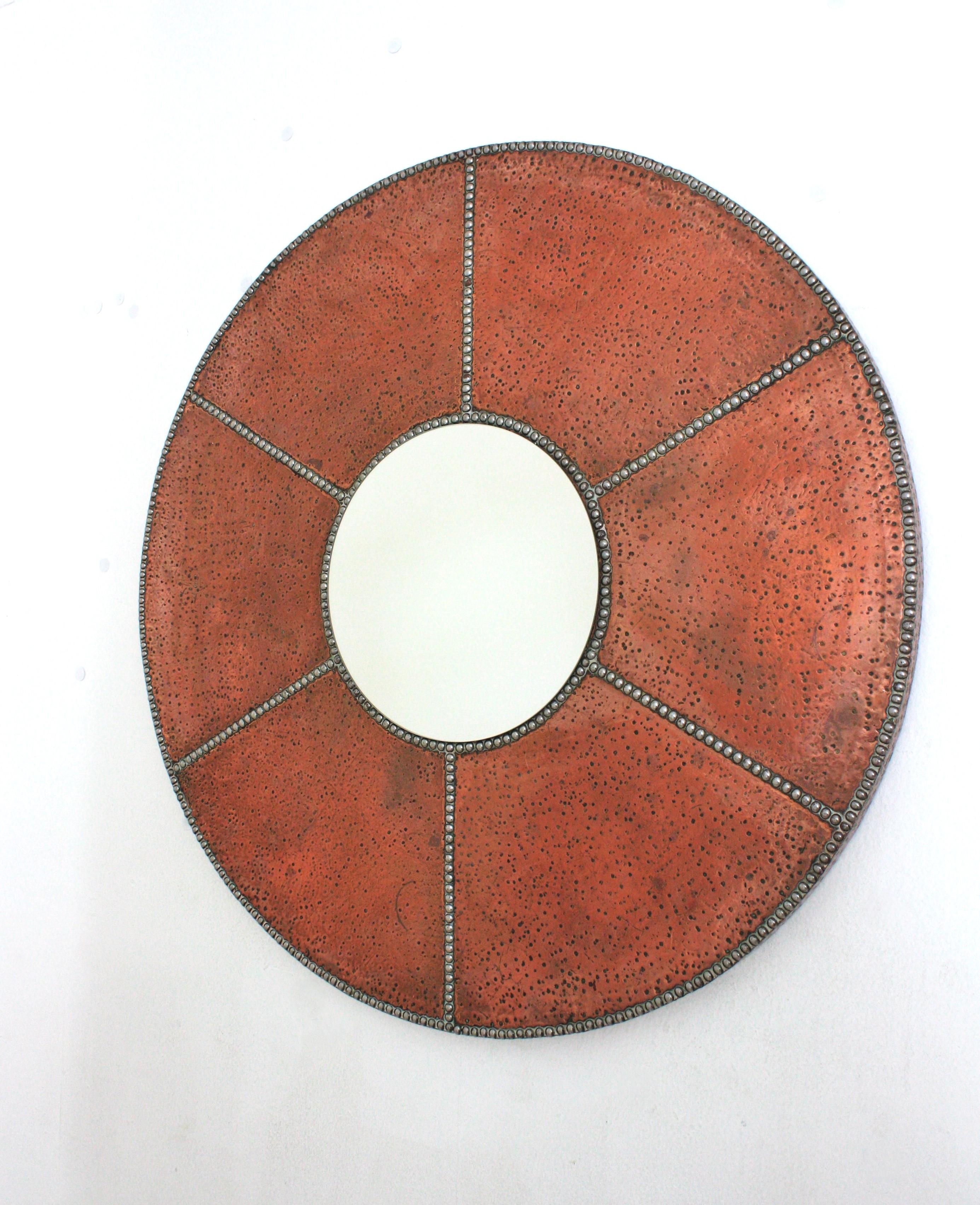 Miroir rond espagnol martelé à la main en cuivre avec clous en fer en vente 4