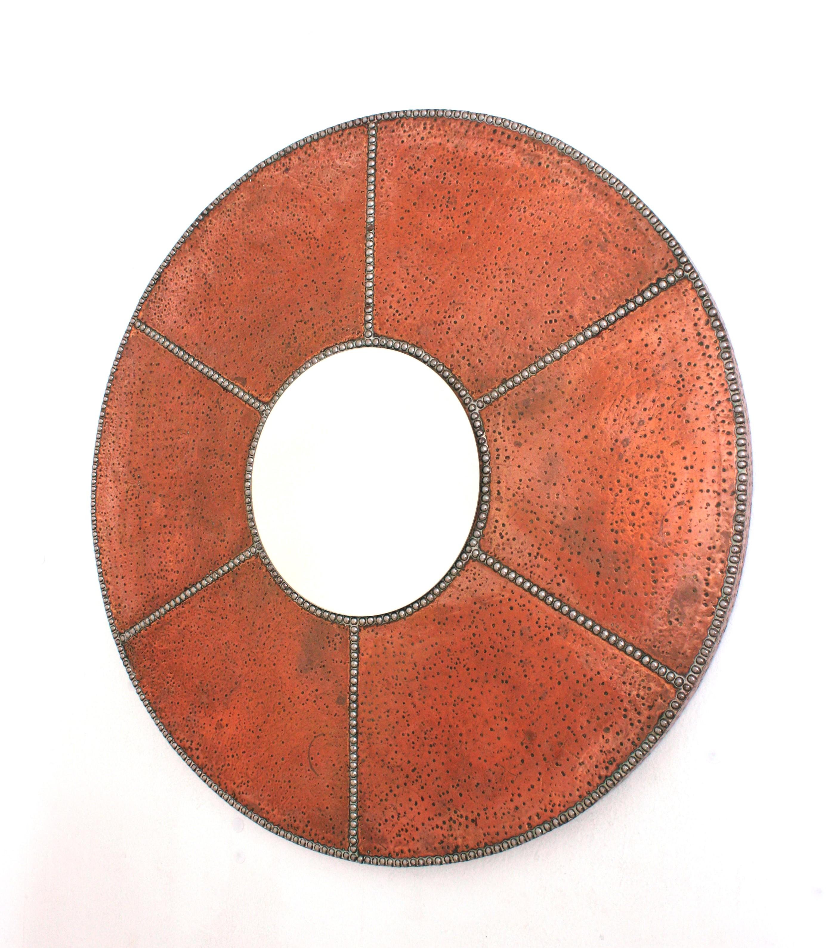 Miroir rond espagnol martelé à la main en cuivre avec clous en fer en vente 5