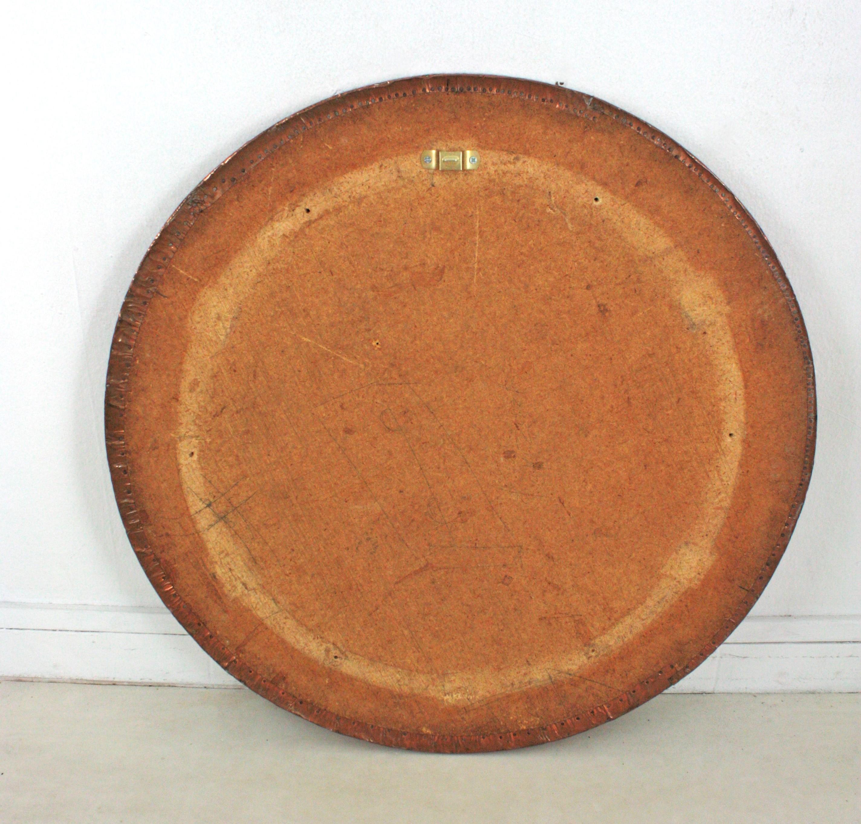 Miroir rond espagnol martelé à la main en cuivre avec clous en fer en vente 7