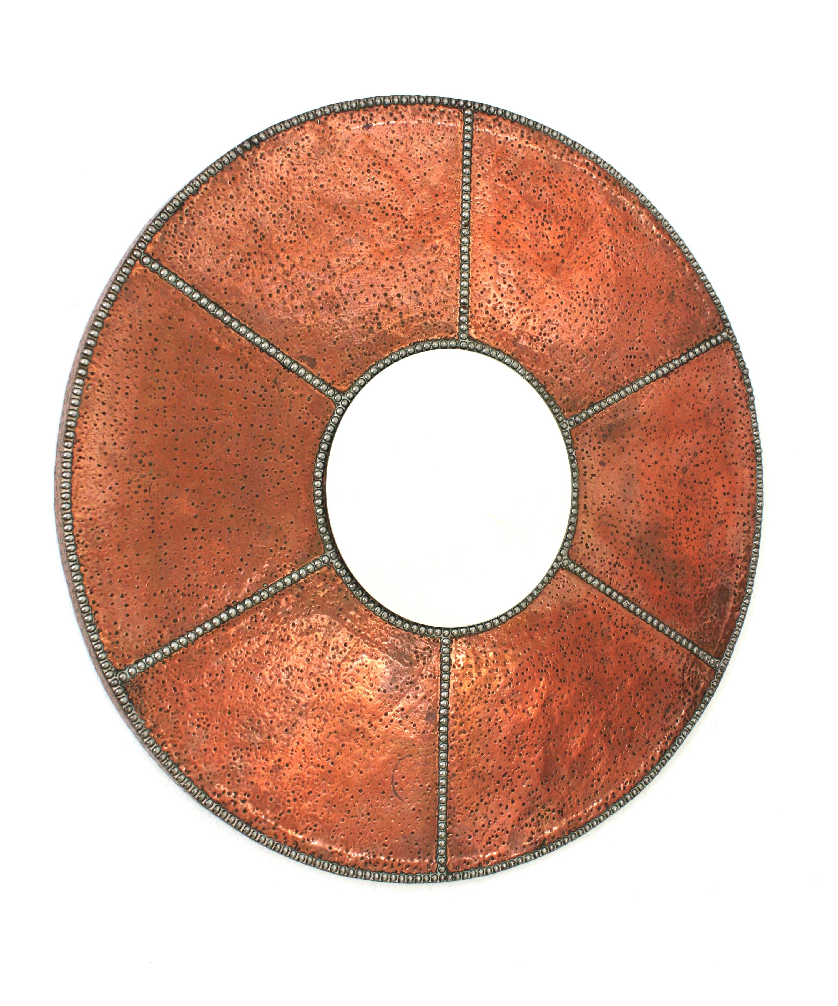 Arts and Crafts Miroir rond espagnol martelé à la main en cuivre avec clous en fer en vente