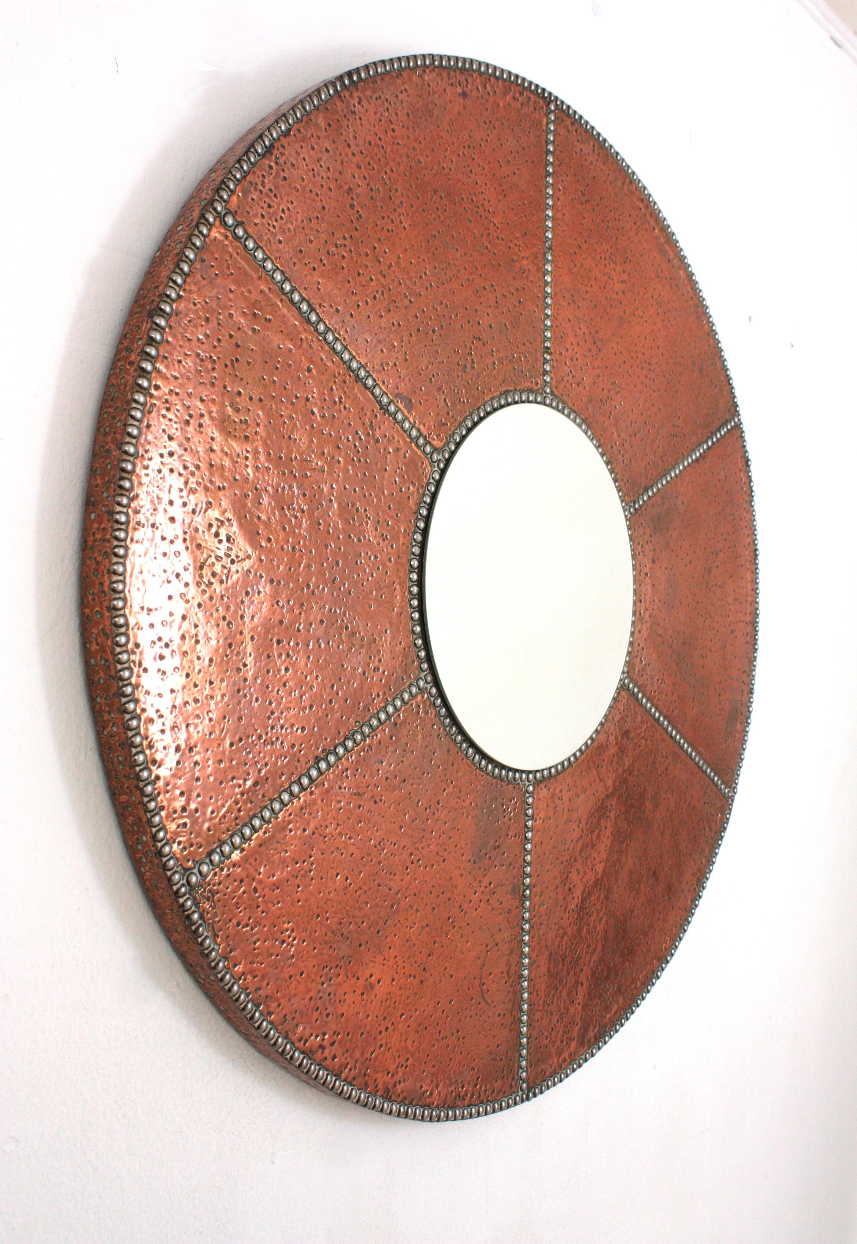 Miroir rond espagnol martelé à la main en cuivre avec clous en fer Bon état - En vente à Barcelona, ES