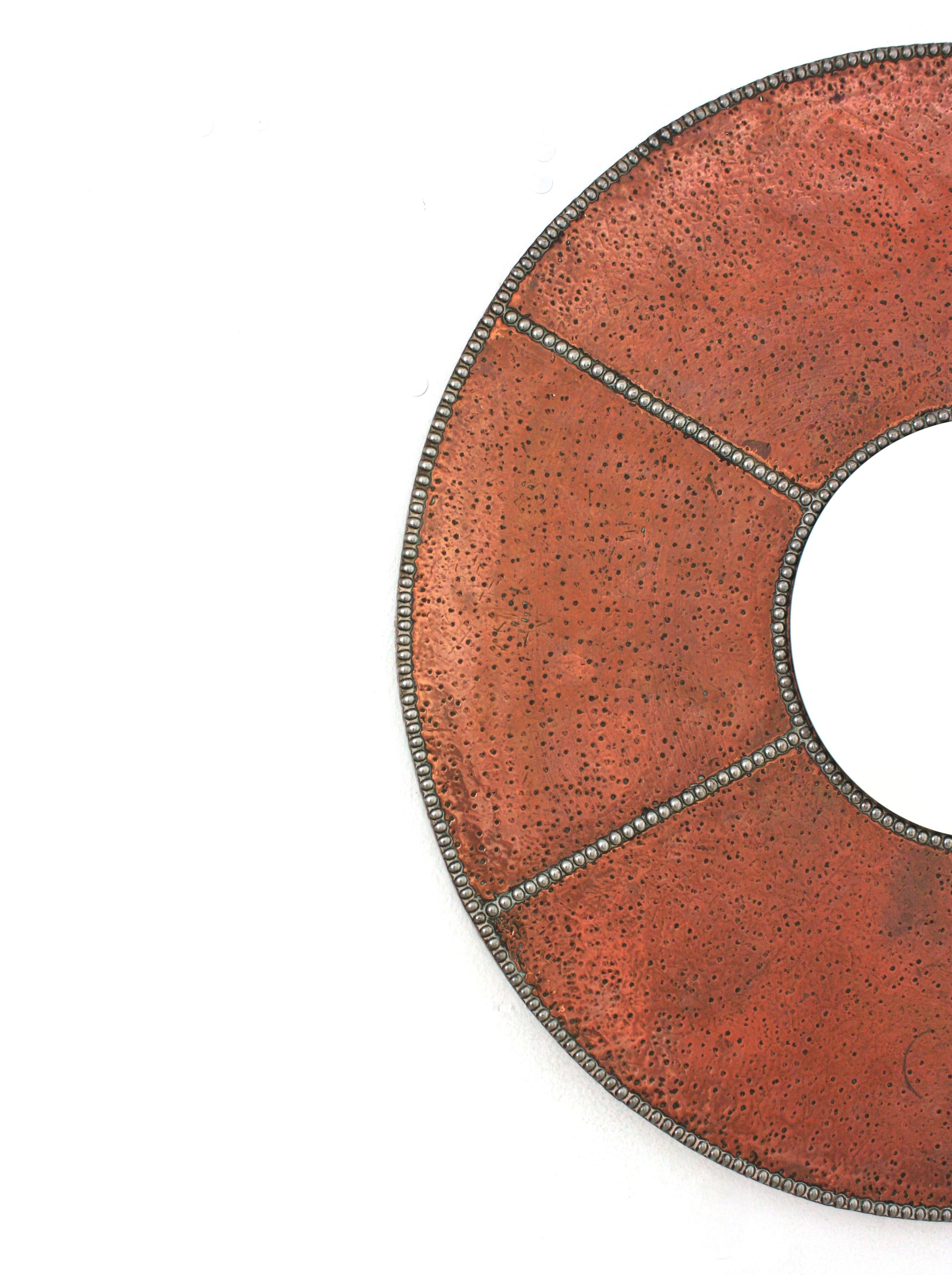 Cuivre Miroir rond espagnol martelé à la main en cuivre avec clous en fer en vente
