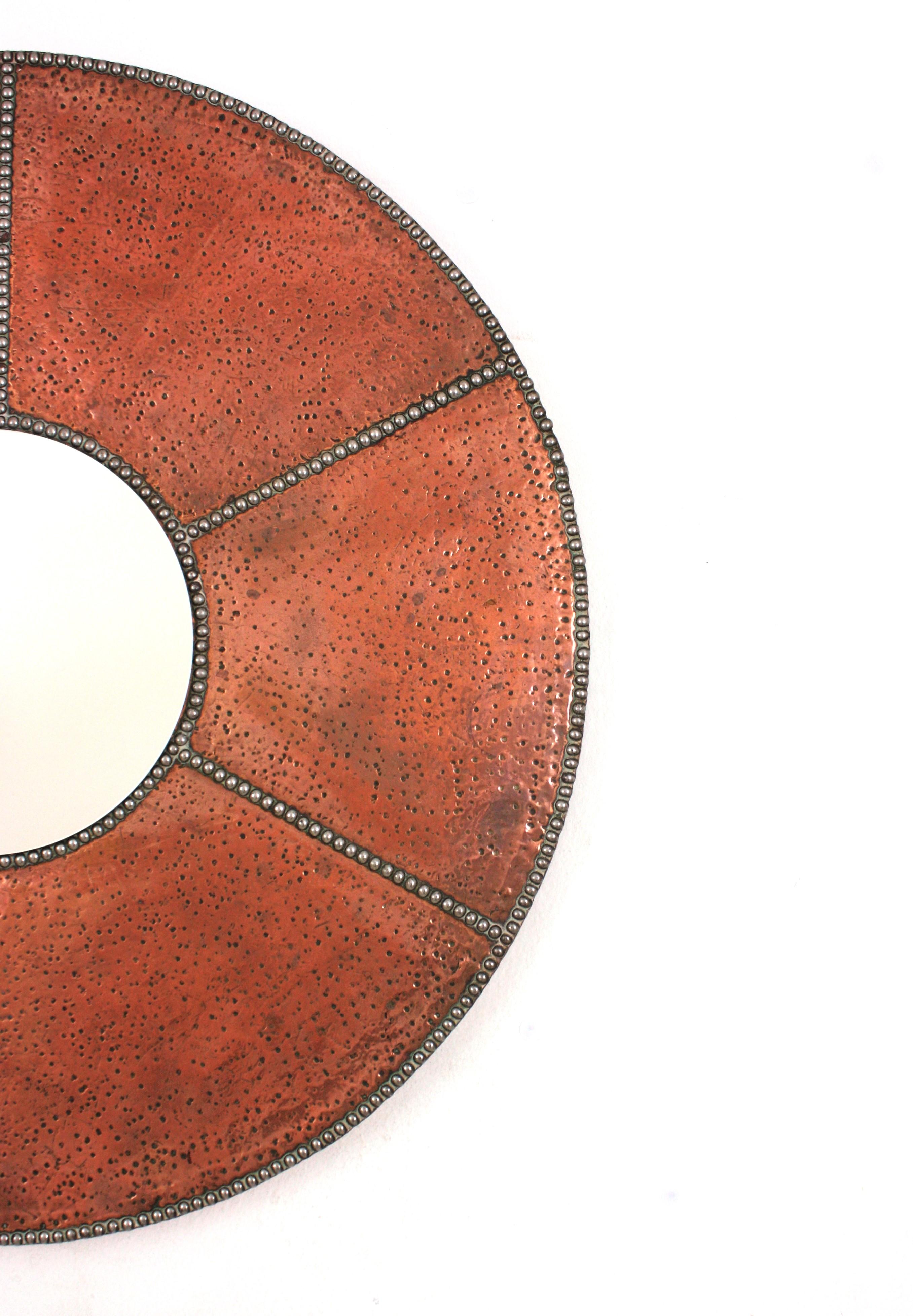 Miroir rond espagnol martelé à la main en cuivre avec clous en fer en vente 1