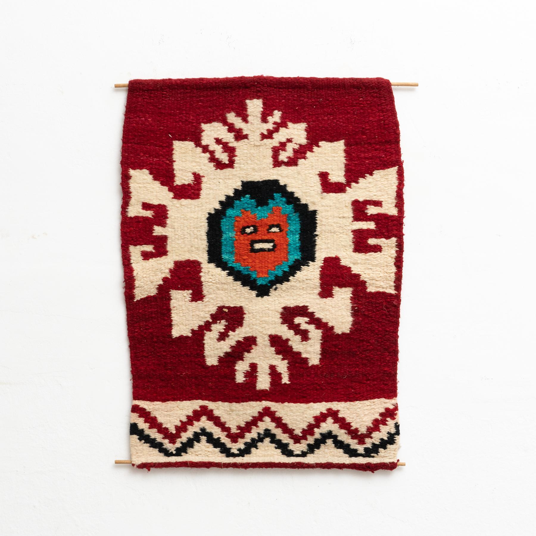 Arazzo in lana annodato tradizionalmente a mano con un disegno a forma di volto.    Prodotto in Spagna, circa 1960.    In condizioni originali, con lievi usure dovute all'età e all'uso, conserva una bella patina.    Materiale:  Lana  Cotone.      