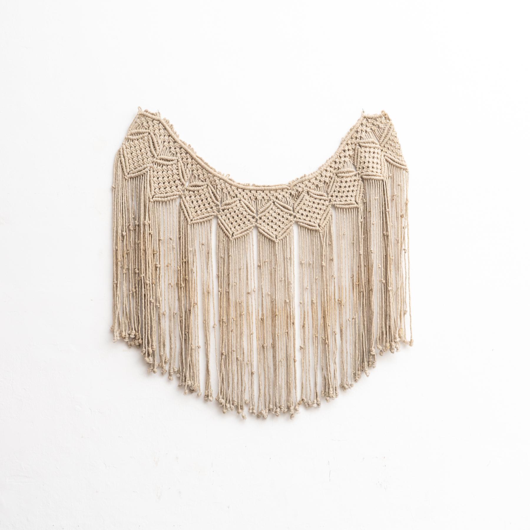 Traditionell handgeknüpfter Wollteppich.    Hergestellt in Spanien, ca. 1960.    In ursprünglichem Zustand mit geringen Gebrauchsspuren, die dem Alter und dem Gebrauch entsprechen, wobei eine schöne Patina erhalten bleibt.    MATERIAL:  Wolle 