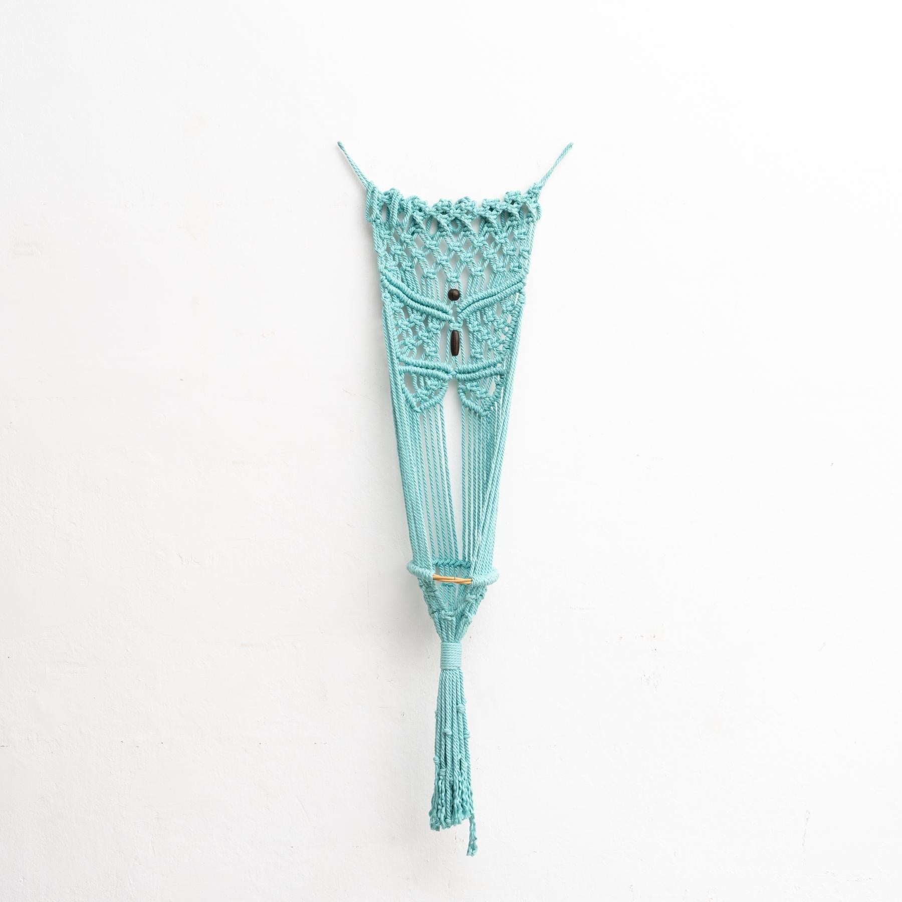 Arazzo in lana annodato tradizionalmente a mano.    Prodotto in Spagna, circa 1960.    In condizioni originali, con lievi usure dovute all'età e all'uso, conserva una bella patina.    Materiale:  Lana  Cotone.    