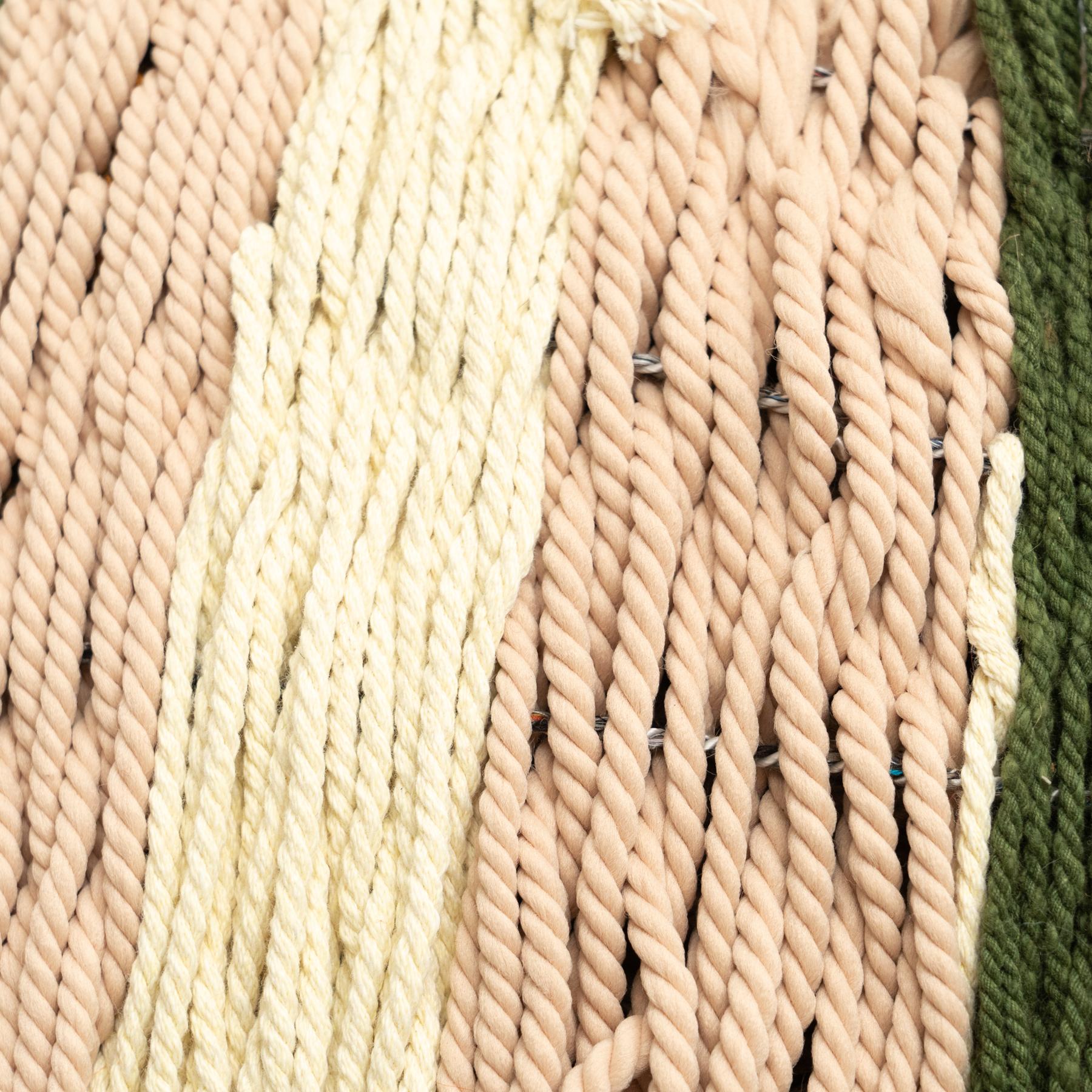 Tapisserie espagnole en laine nouée à la main, datant d'environ 1960 en vente 1