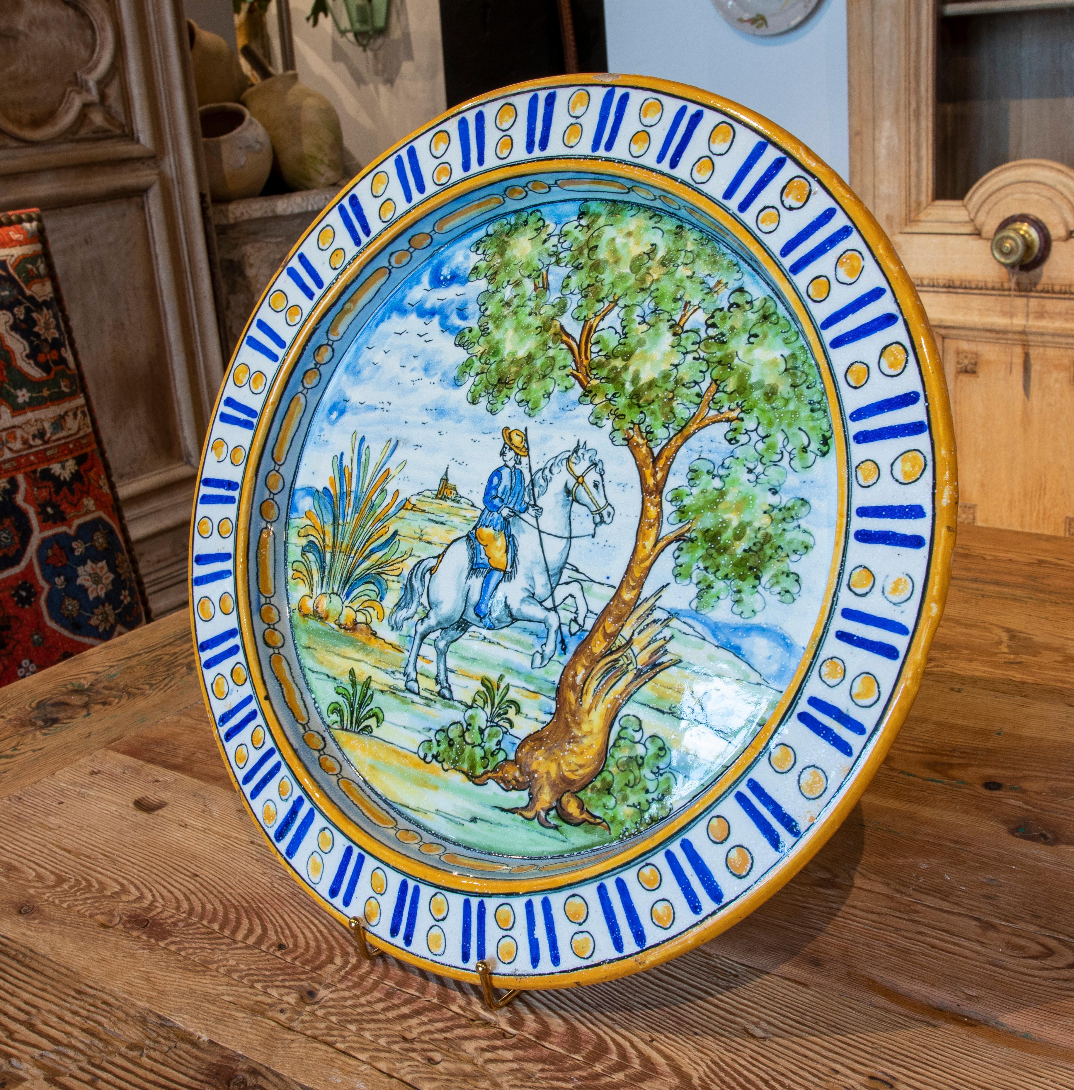 Spanish Hand-Painted Glazed Ceramic Dish with a Horse in a Field In Good Condition For Sale In Marbella, ES