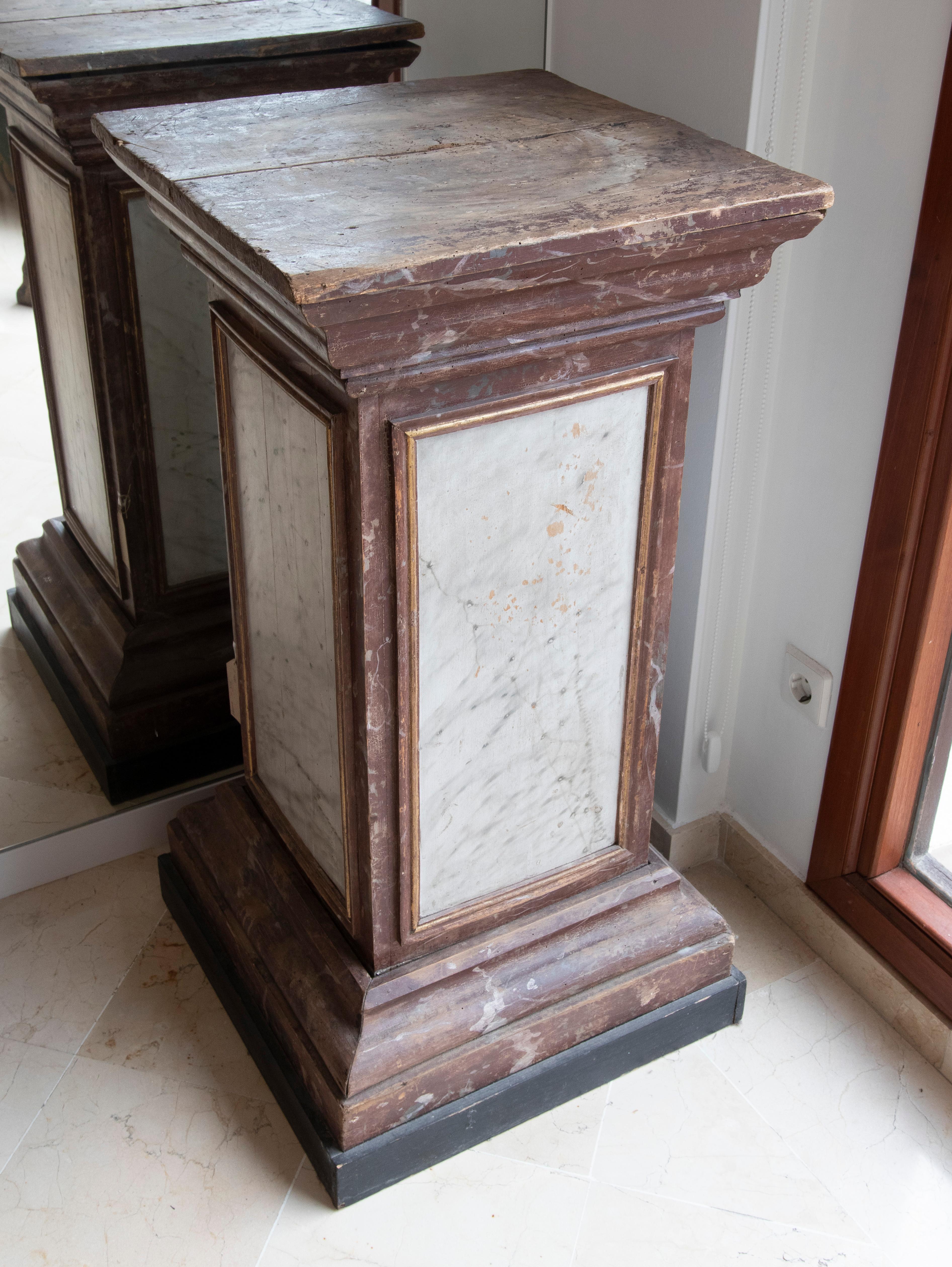 Spanish Hand Painted Wooden Stand with Marbled Effect In Good Condition For Sale In Marbella, ES