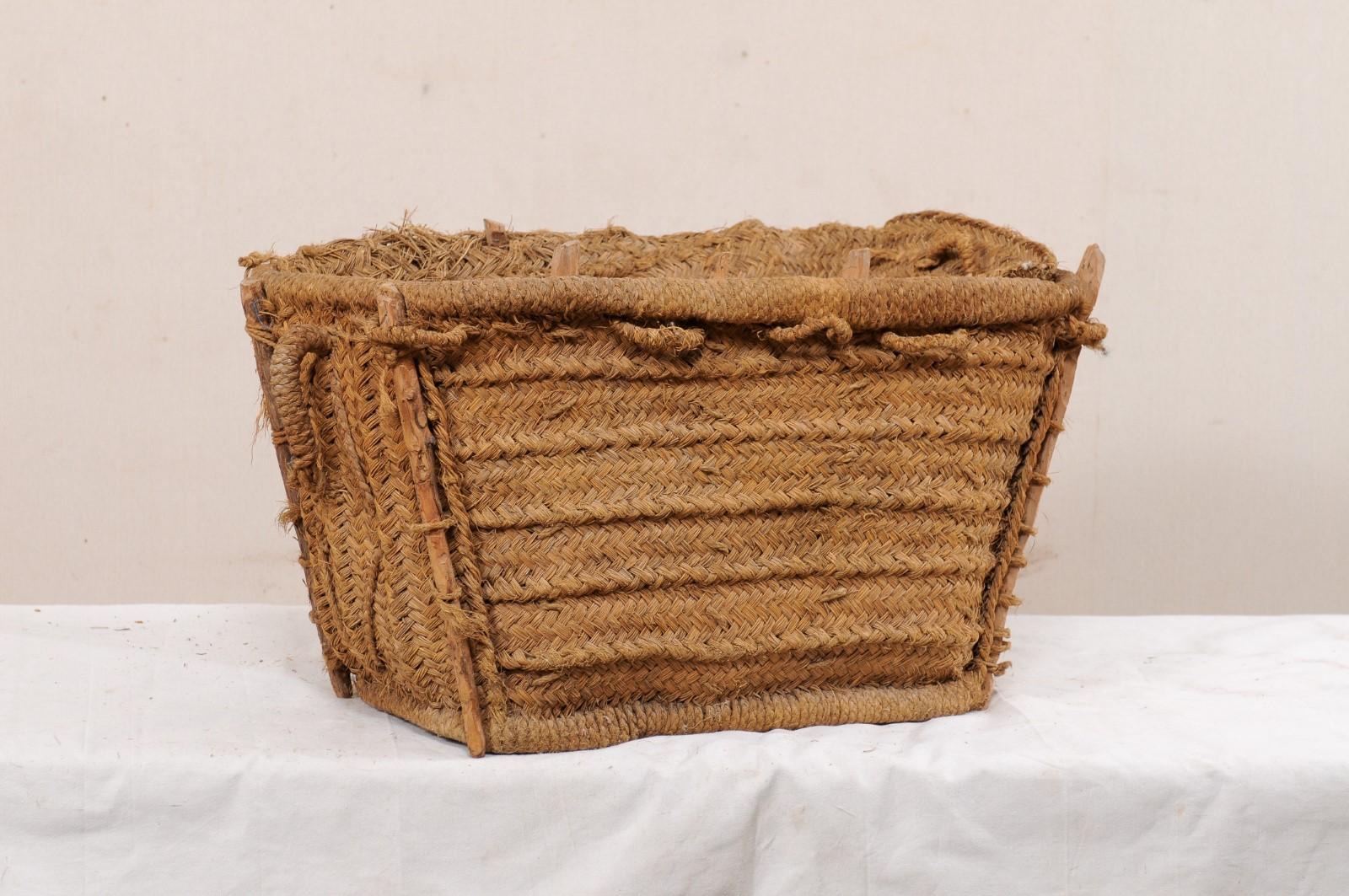 20th Century Spanish Handwoven Basket with Lid, Trapezoidal Shaped Body and Natural Fibers For Sale