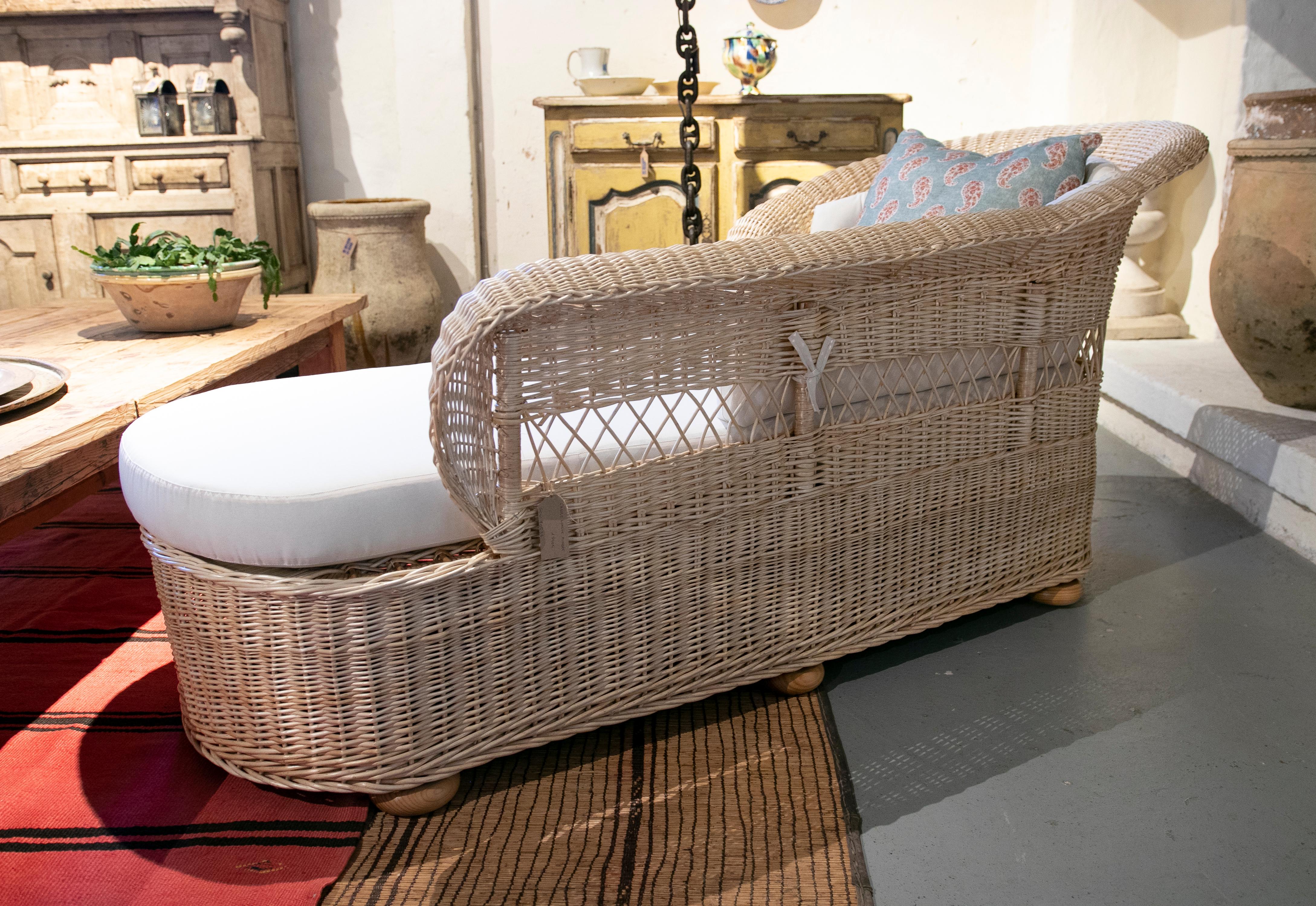 Spanish Handmade Wicker Chaise Longue with White Upholstery For Sale 6