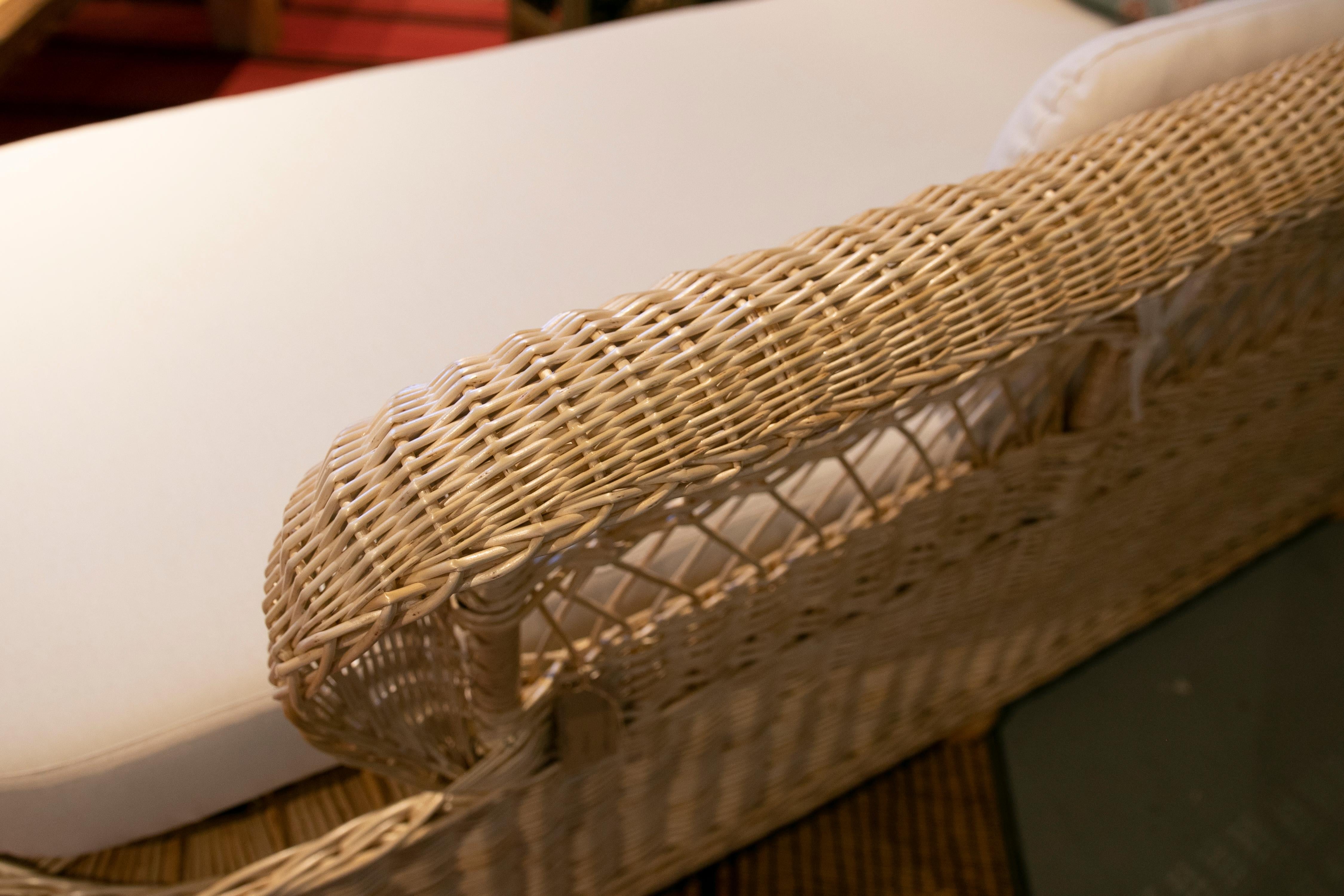Chaise longue espagnole en osier faite à la main avec tissu d'ameublement blanc en vente 7