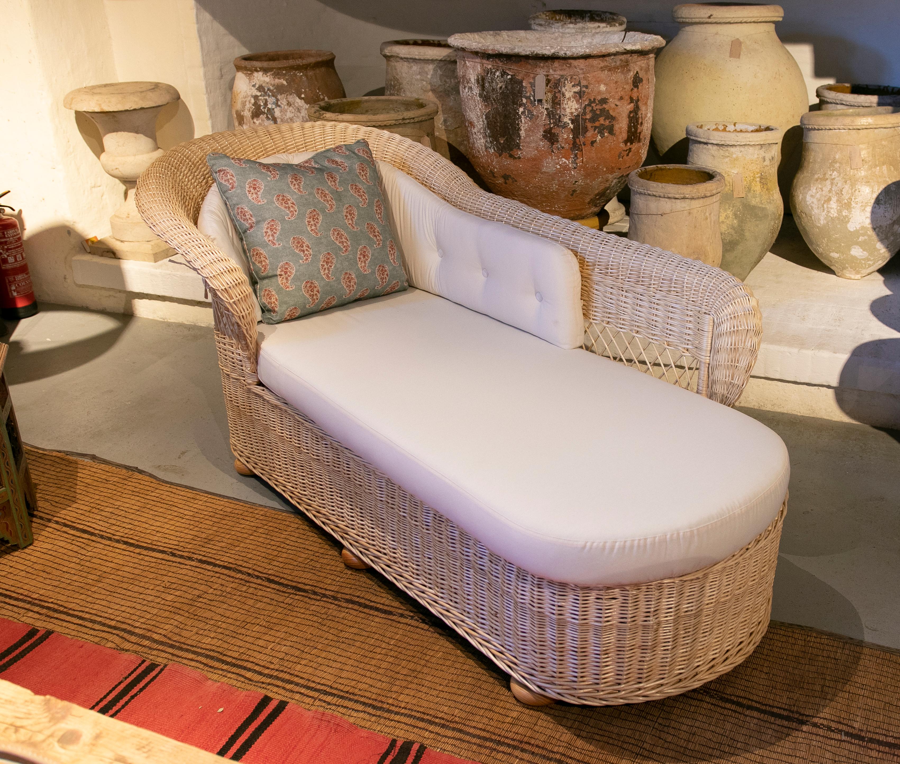 Chaise longue espagnole en osier, fabriquée à la main et tapissée de blanc.