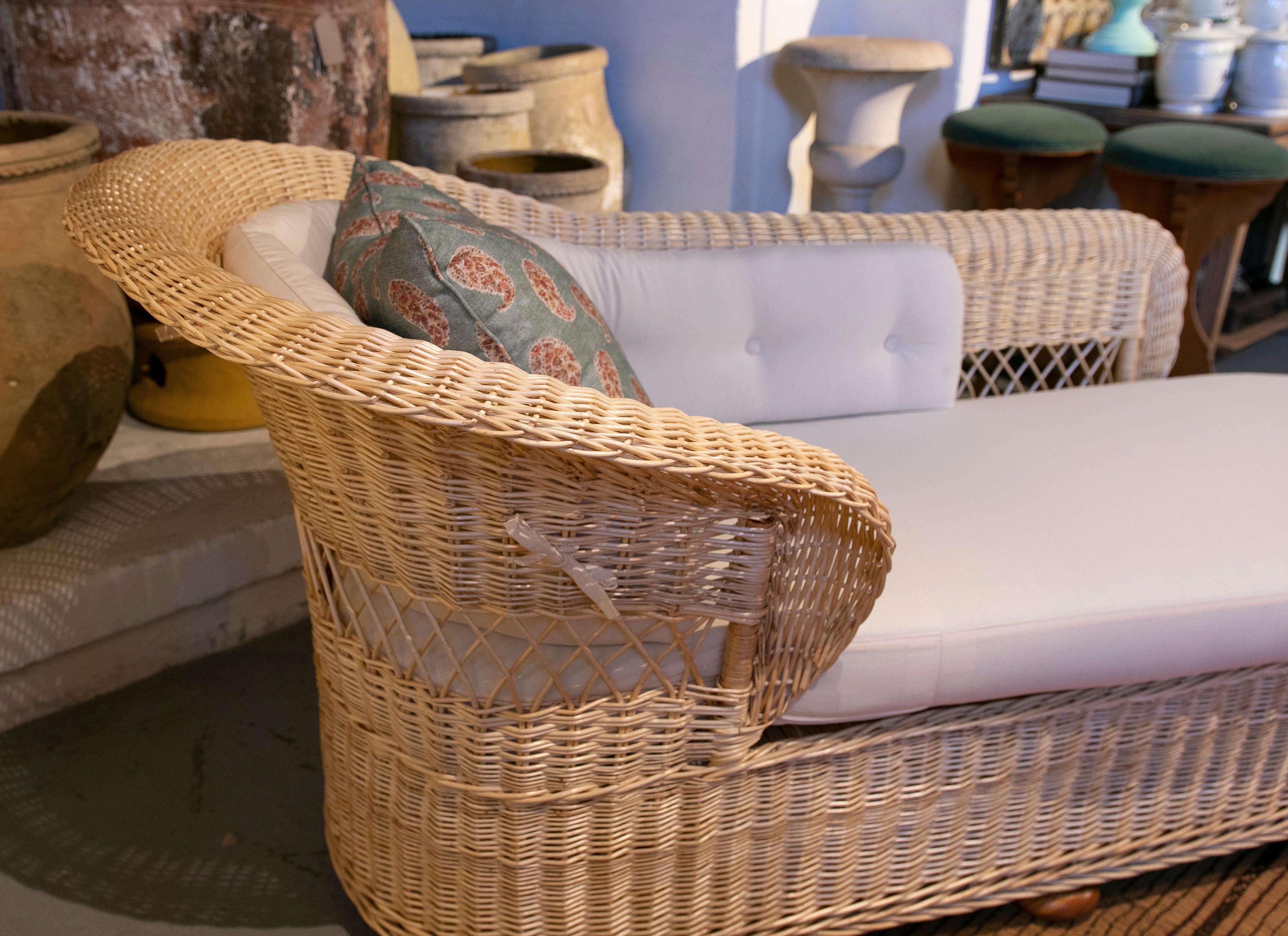 Chaise longue espagnole en osier faite à la main avec tissu d'ameublement blanc Bon état - En vente à Marbella, ES