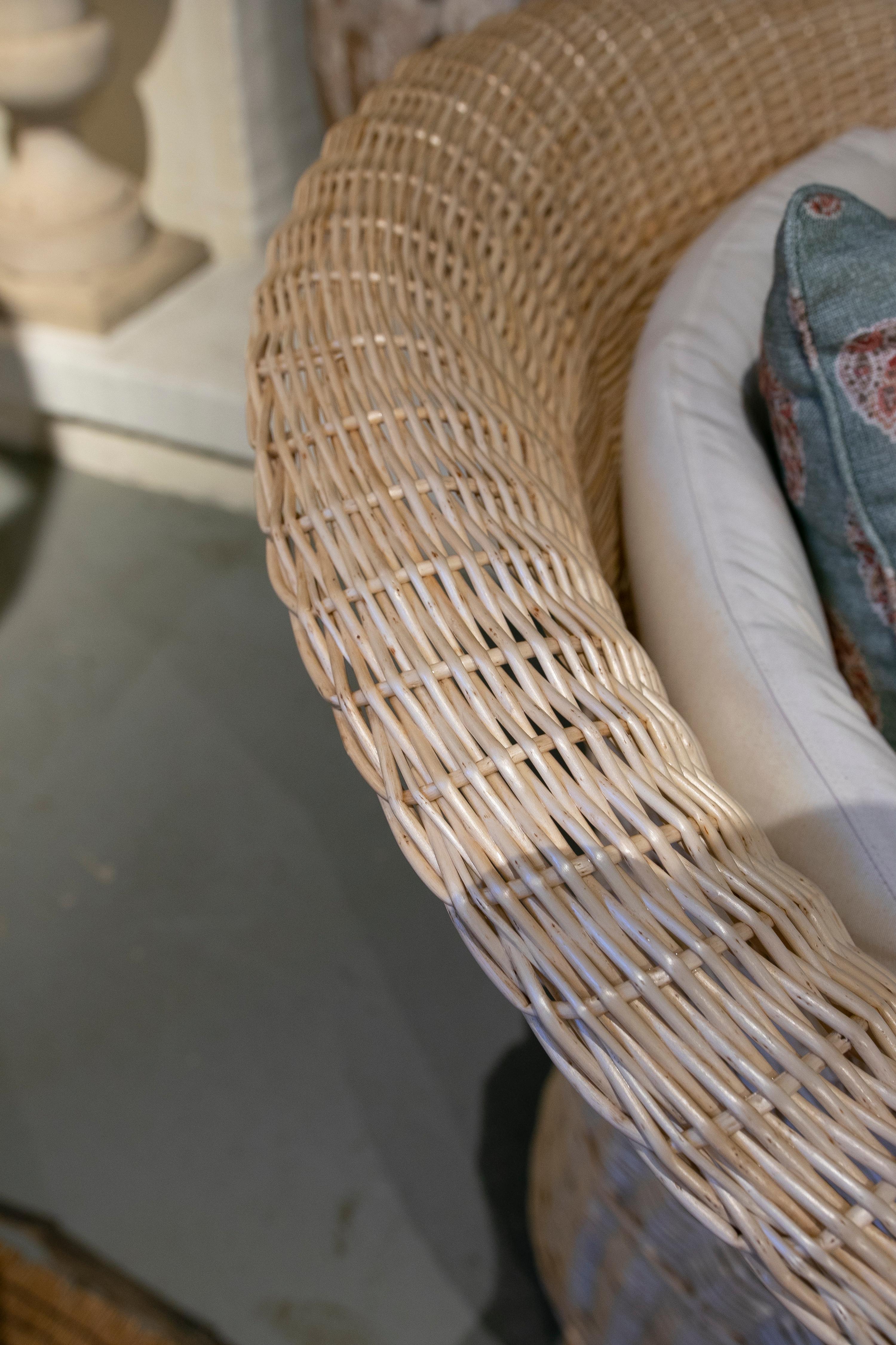 Osier Chaise longue espagnole en osier faite à la main avec tissu d'ameublement blanc en vente