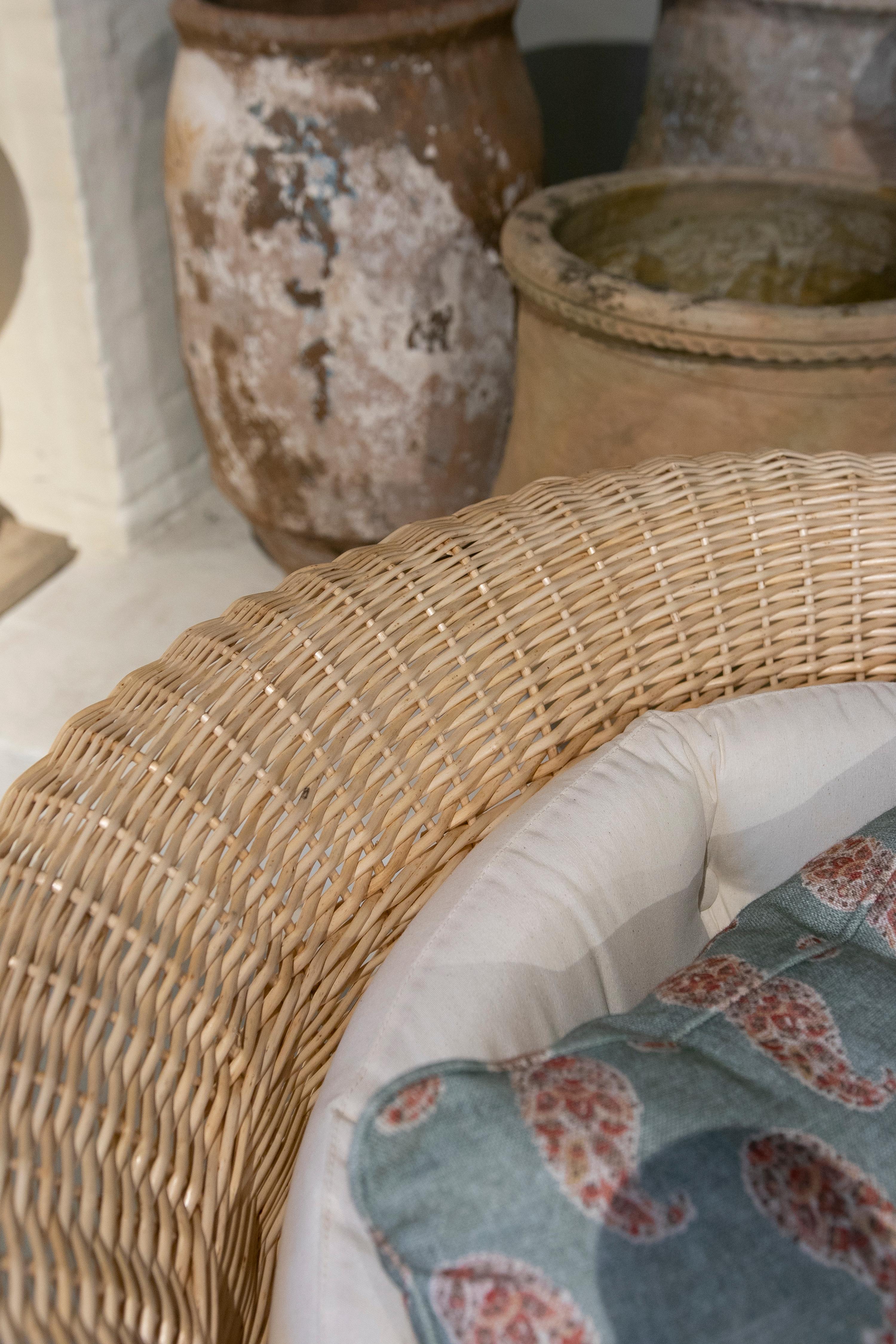Chaise longue espagnole en osier faite à la main avec tissu d'ameublement blanc en vente 1