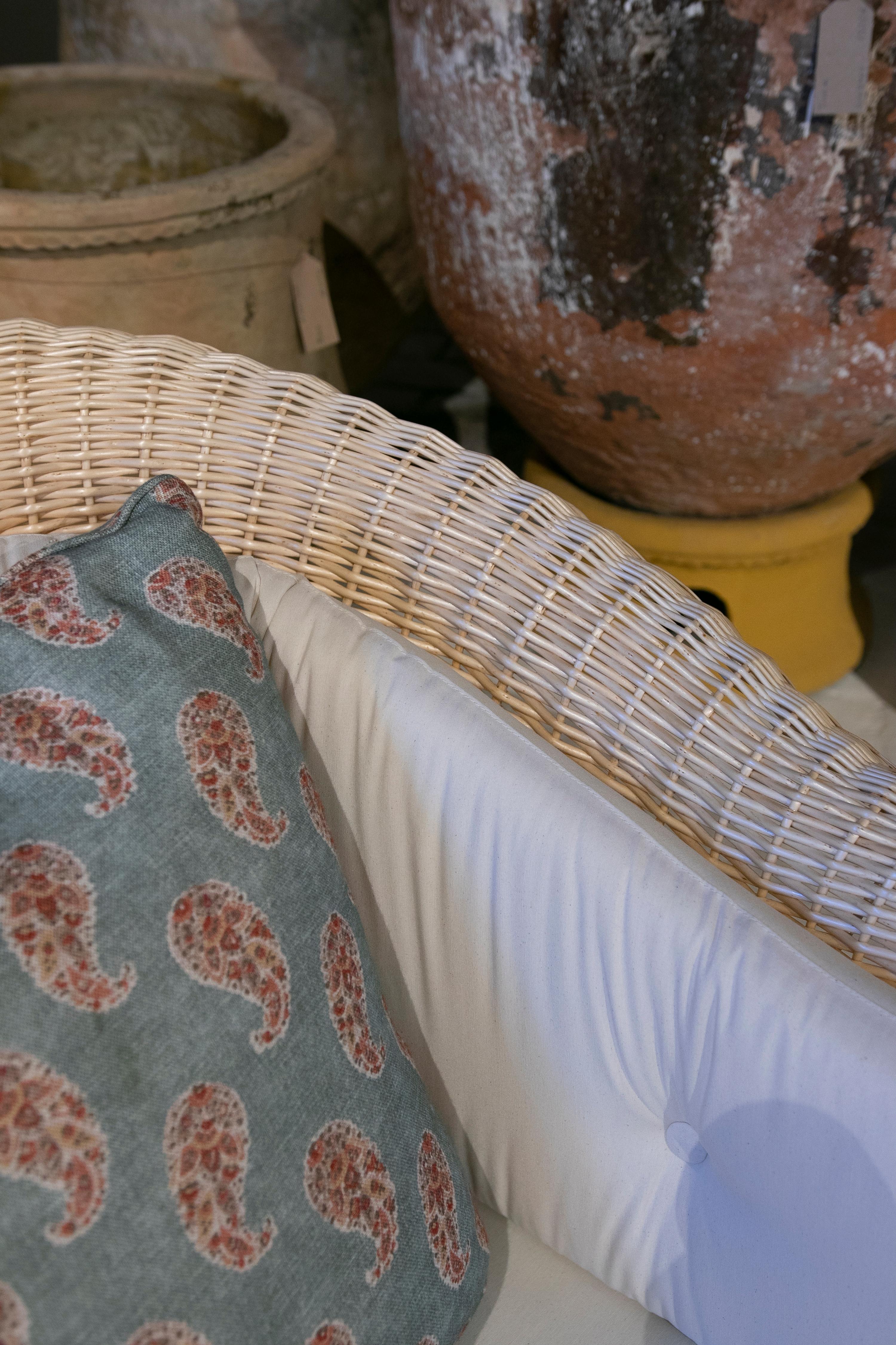 Chaise longue espagnole en osier faite à la main avec tissu d'ameublement blanc en vente 2