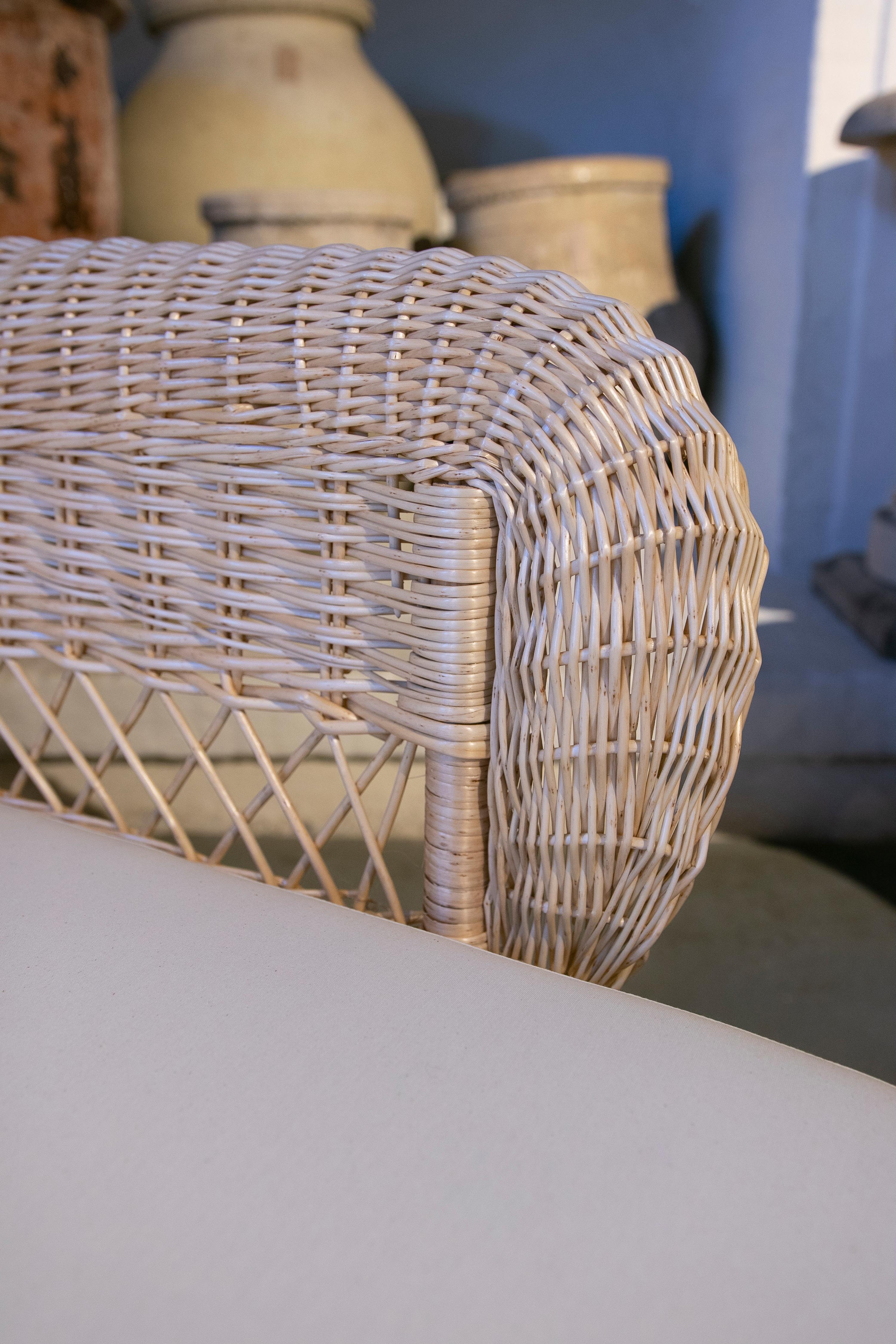Chaise longue espagnole en osier faite à la main avec tissu d'ameublement blanc en vente 3