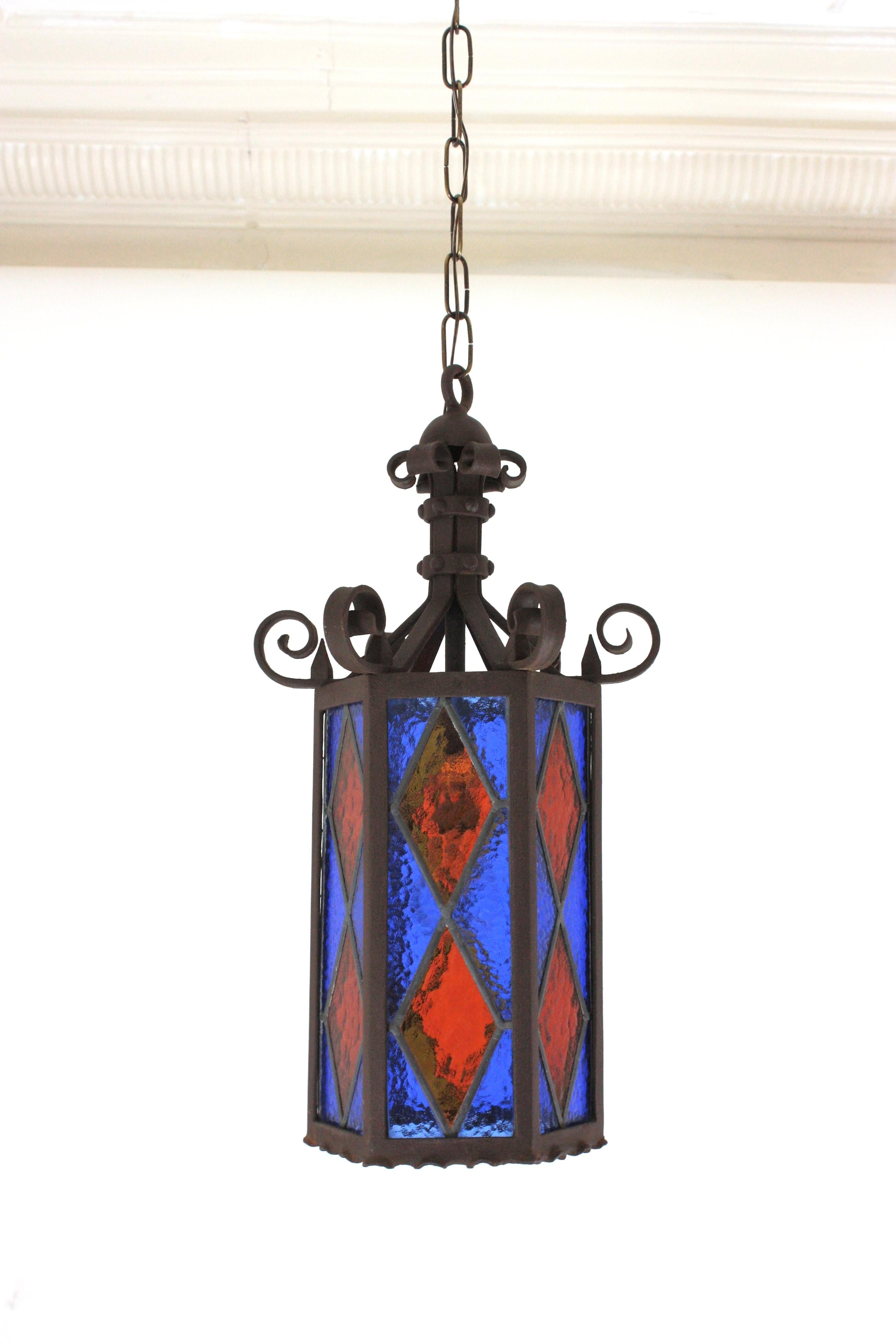 Mid-Century moderno Lanterna esagonale spagnola in ferro e vetri blu arancione in vendita