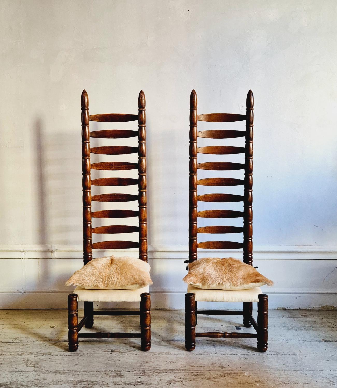 Rare paire de chaises à dossier haut, Espagne, milieu des années 1900.... Rembourré en peau de chèvre et en lin. 

Sculptural, décoratif et fonctionnel. 