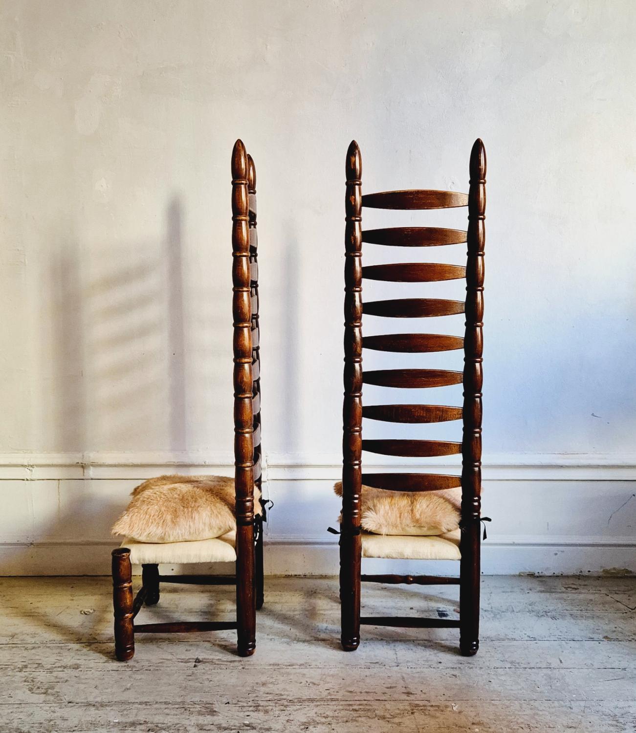 Colonial espagnol Paire de chaises espagnoles à haut dossier, datant du milieu des années 1900, en cuir de chèvre et sièges en lin. en vente